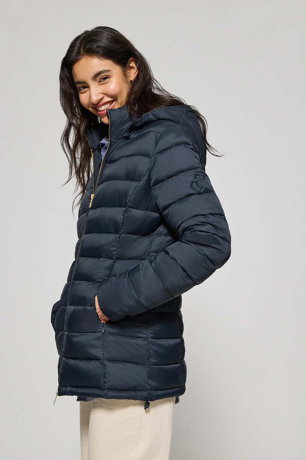 Chaqueta ultralight azul marino Cintia de capucha extraíble y bordado PC - Image 5