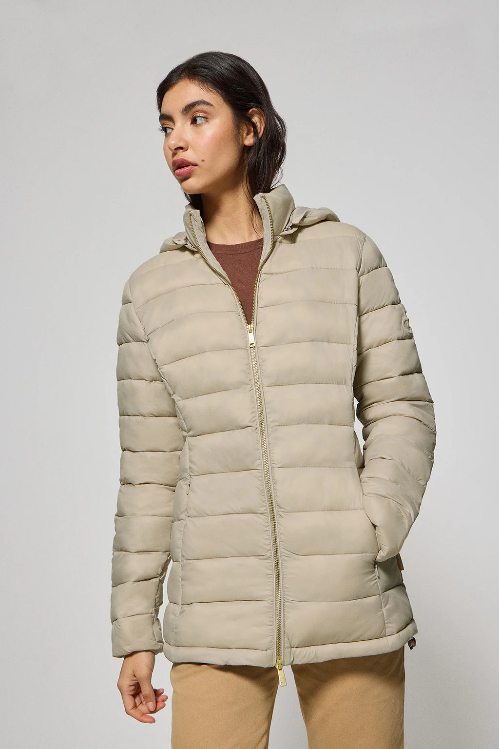 Chaqueta ultralight beige oscuro Cintia de capucha extraíble y bordado PC