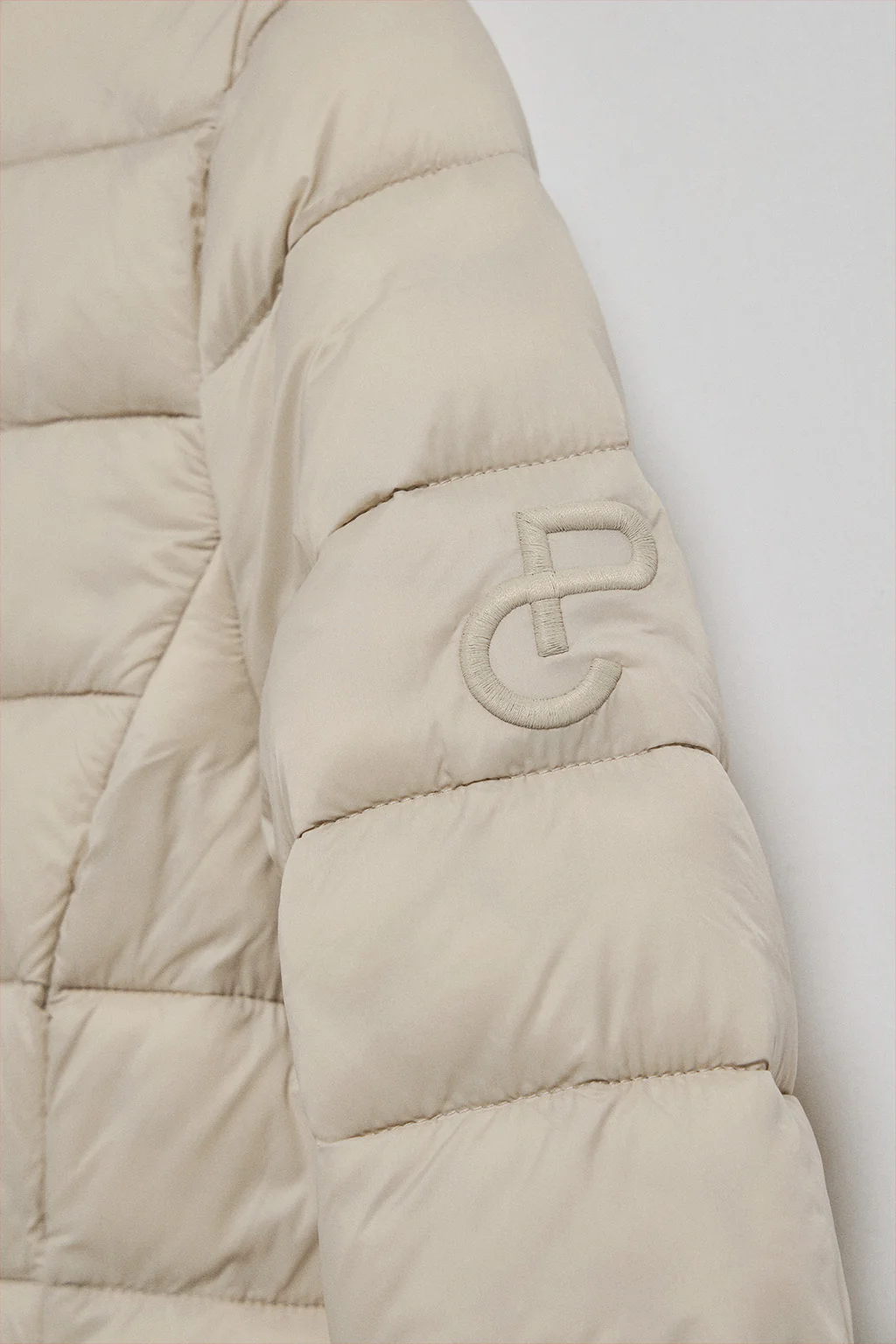 Chaqueta ultralight beige oscuro Cintia de capucha extraíble y bordado PC - Image 10