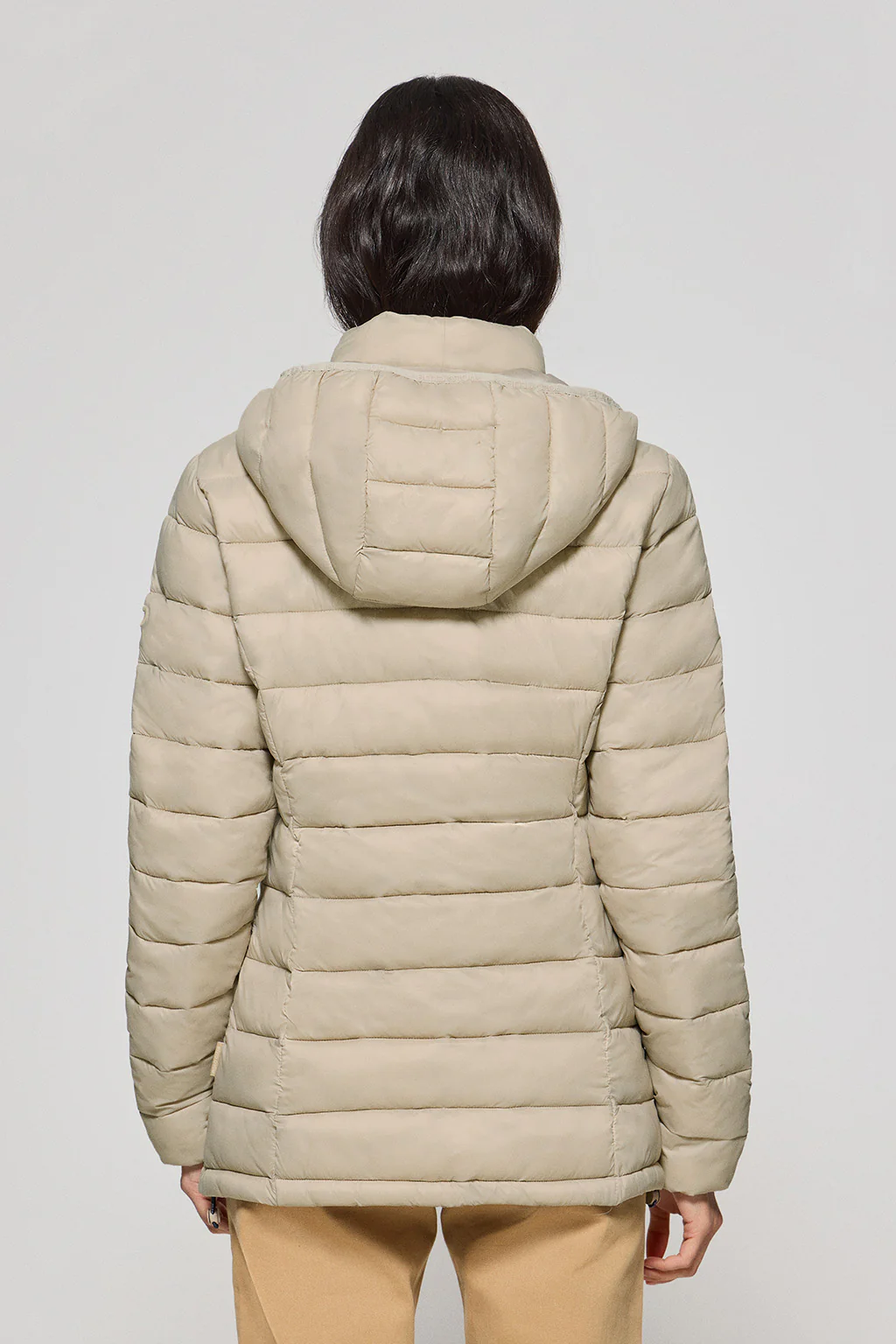 Chaqueta ultralight beige oscuro Cintia de capucha extraíble y bordado PC - Image 2
