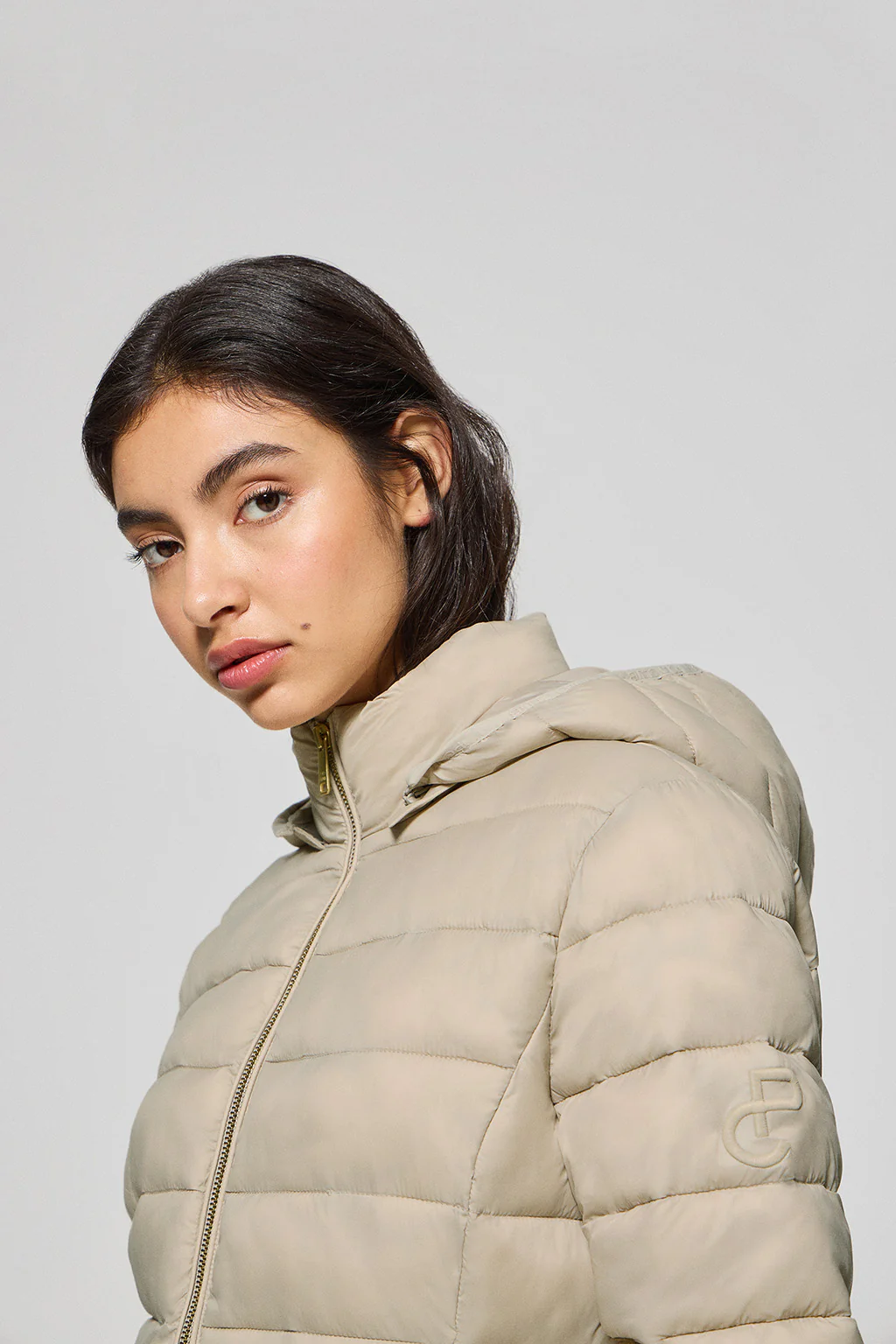Chaqueta ultralight beige oscuro Cintia de capucha extraíble y bordado PC - Image 3