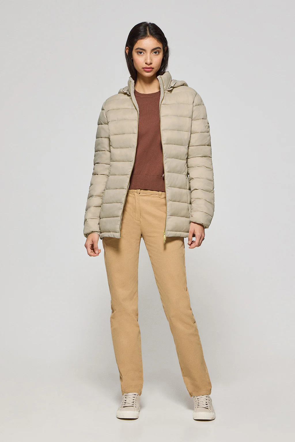 Chaqueta ultralight beige oscuro Cintia de capucha extraíble y bordado PC - Image 4