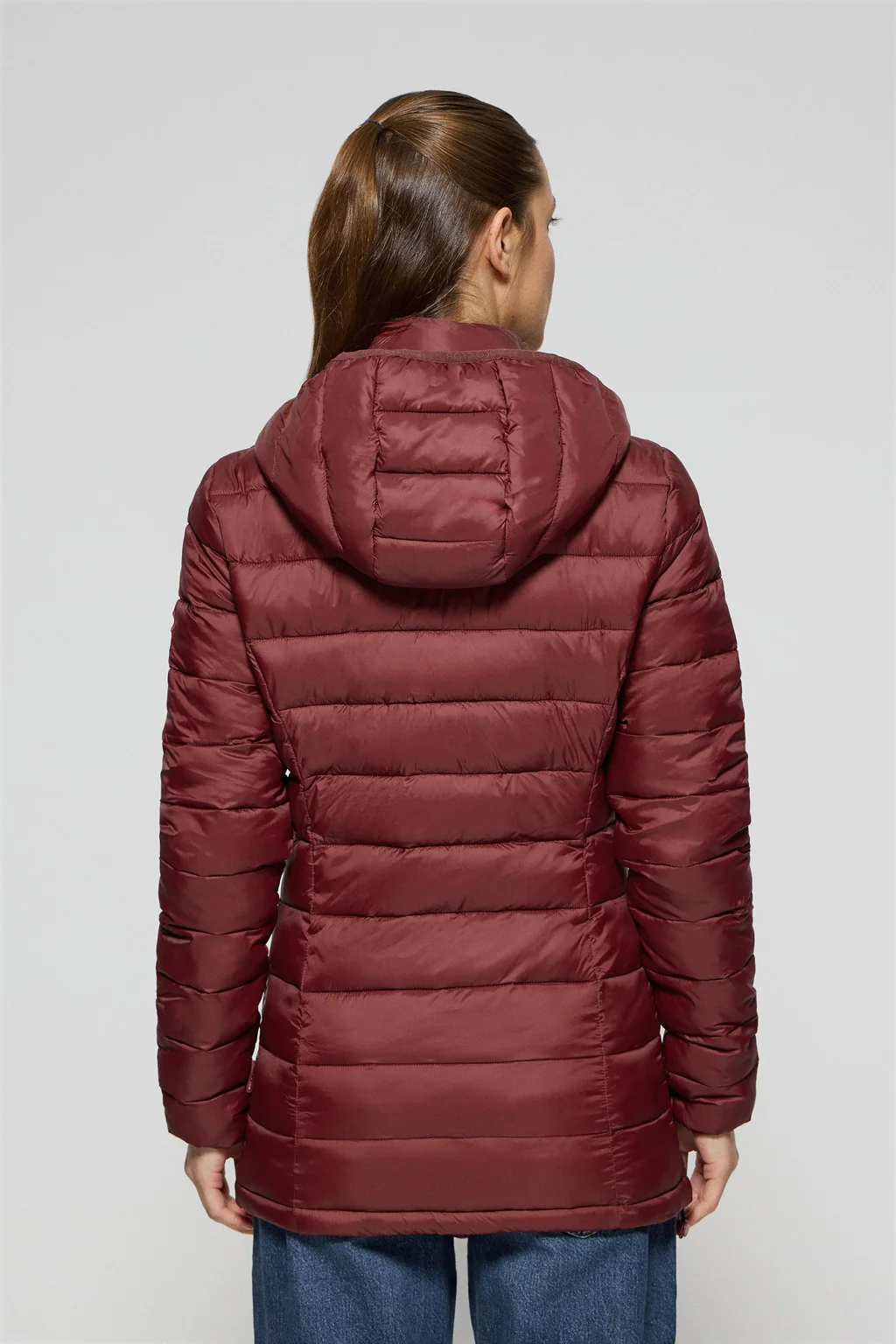 Chaqueta ultralight granate Cintia de capucha extraíble y bordado PC - Image 2
