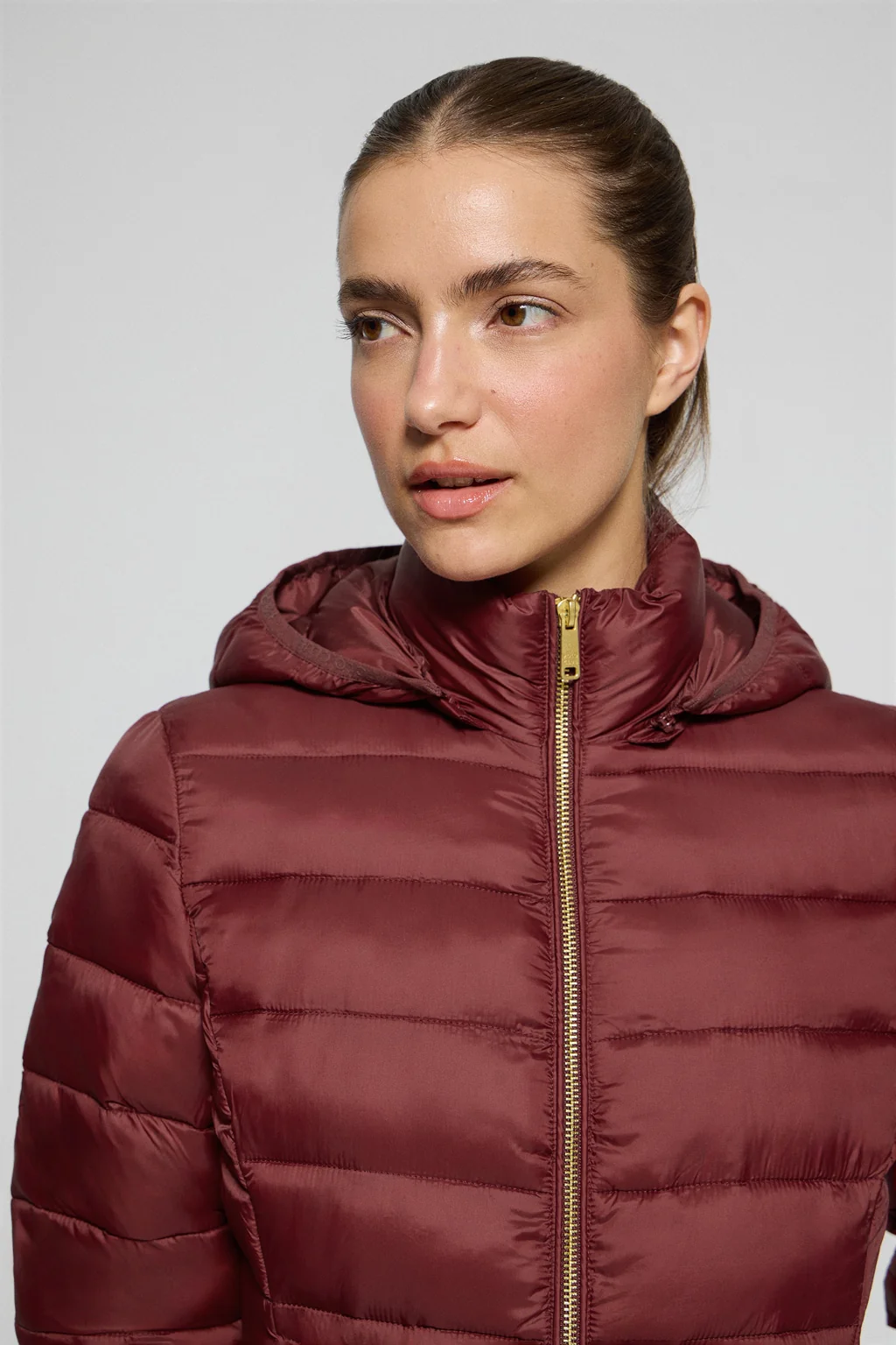 Chaqueta ultralight granate Cintia de capucha extraíble y bordado PC - Image 3