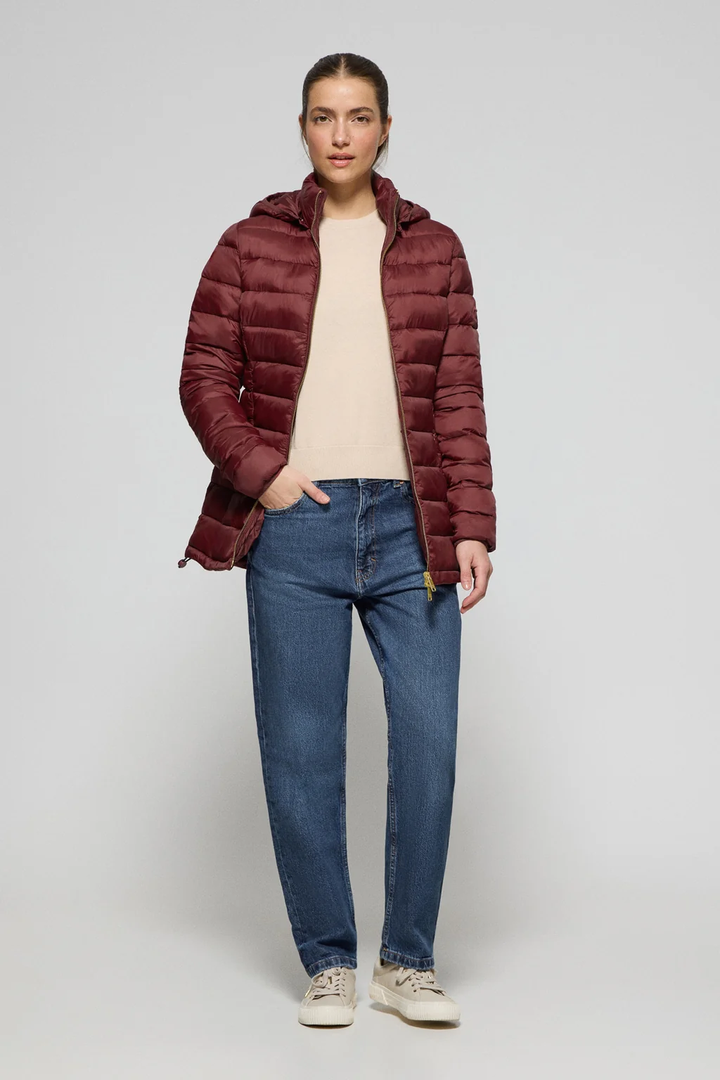 Chaqueta ultralight granate Cintia de capucha extraíble y bordado PC - Image 4
