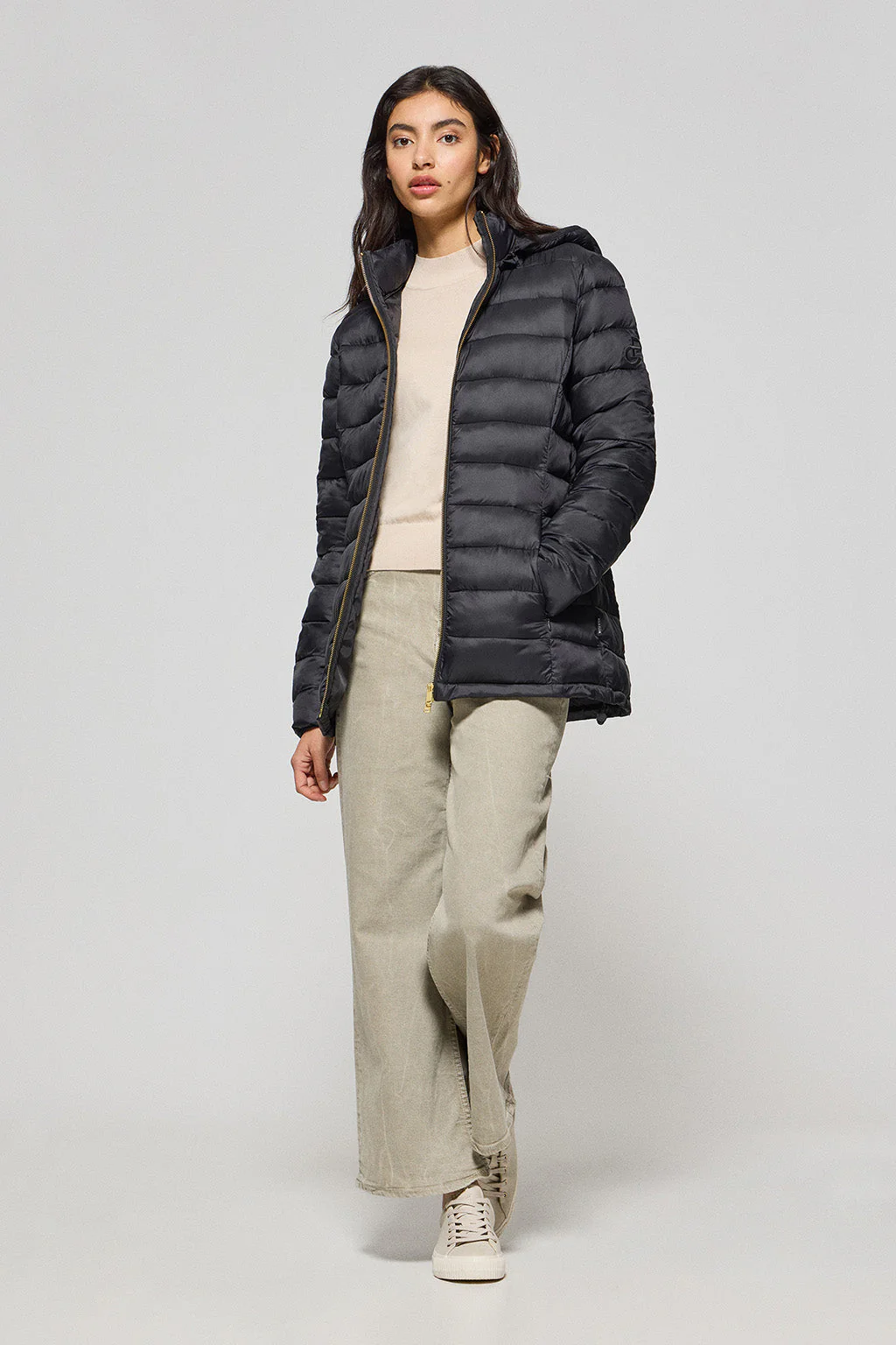 Chaqueta ultralight negra Cintia de capucha extraíble y bordado PC - Image 3