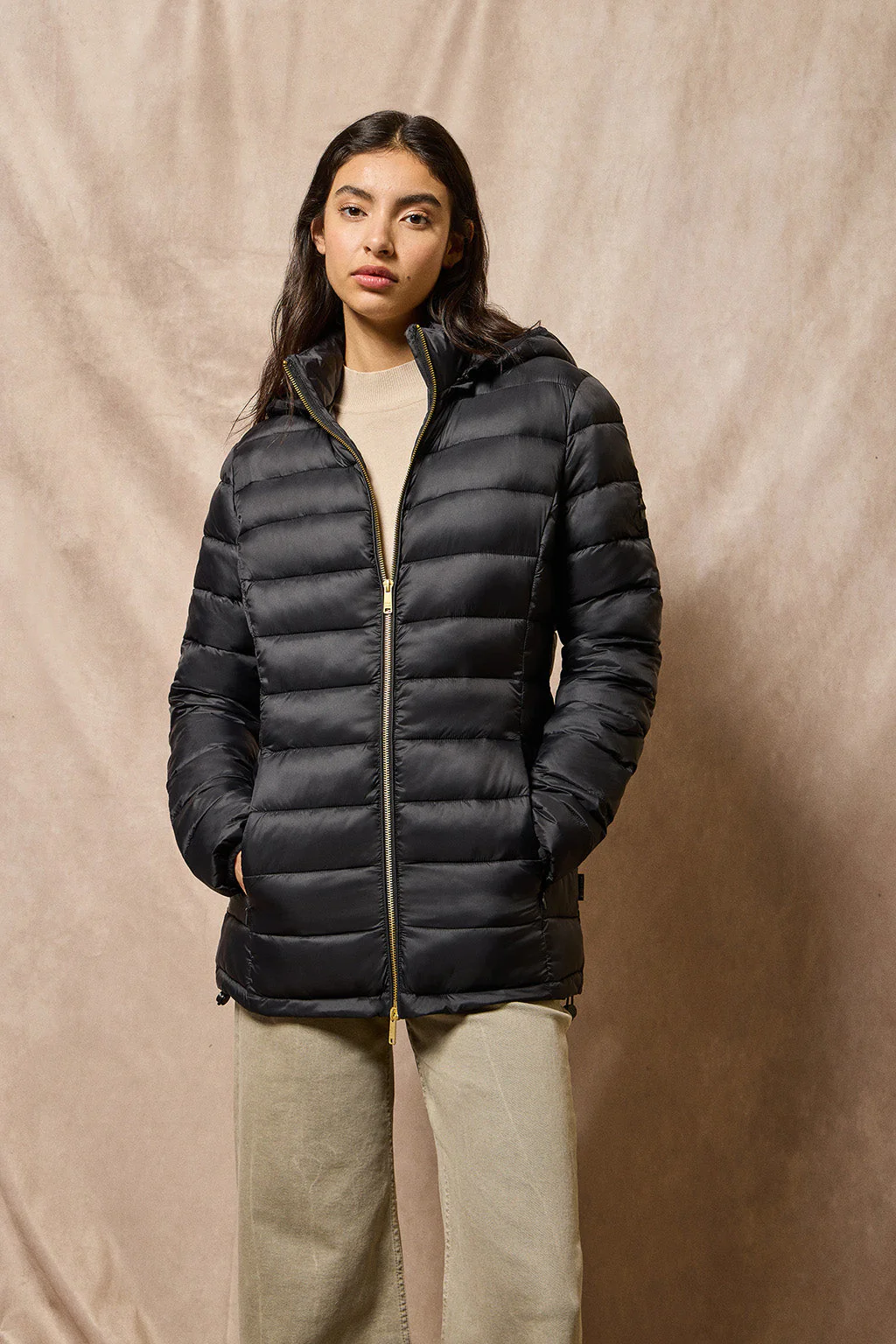Chaqueta ultralight negra Cintia de capucha extraíble y bordado PC - Image 4