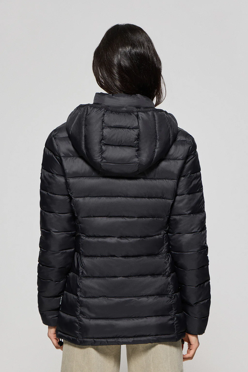 Chaqueta ultralight negra Cintia de capucha extraíble y bordado PC - Image 5