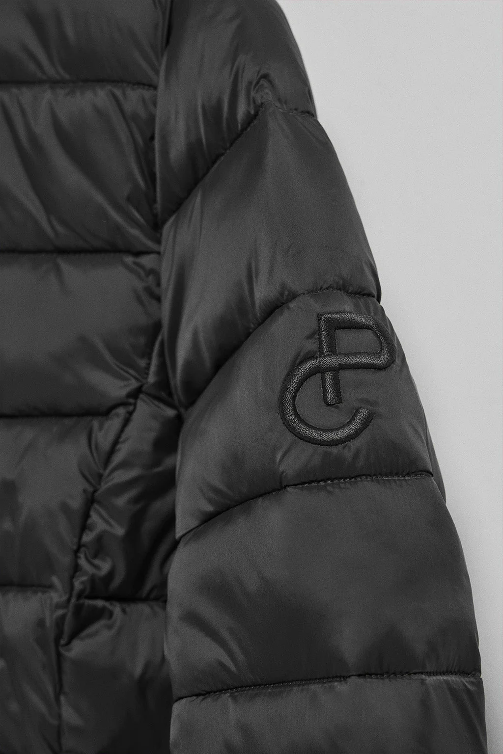 Chaqueta ultralight negra Cintia de capucha extraíble y bordado PC - Image 7