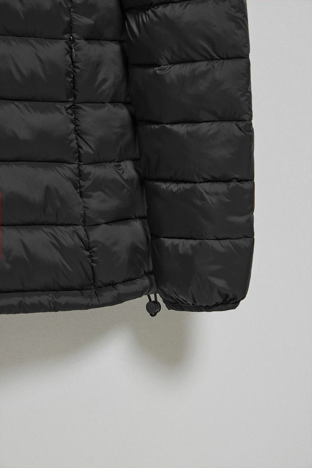 Chaqueta ultralight negra Cintia de capucha extraíble y bordado PC - Image 9