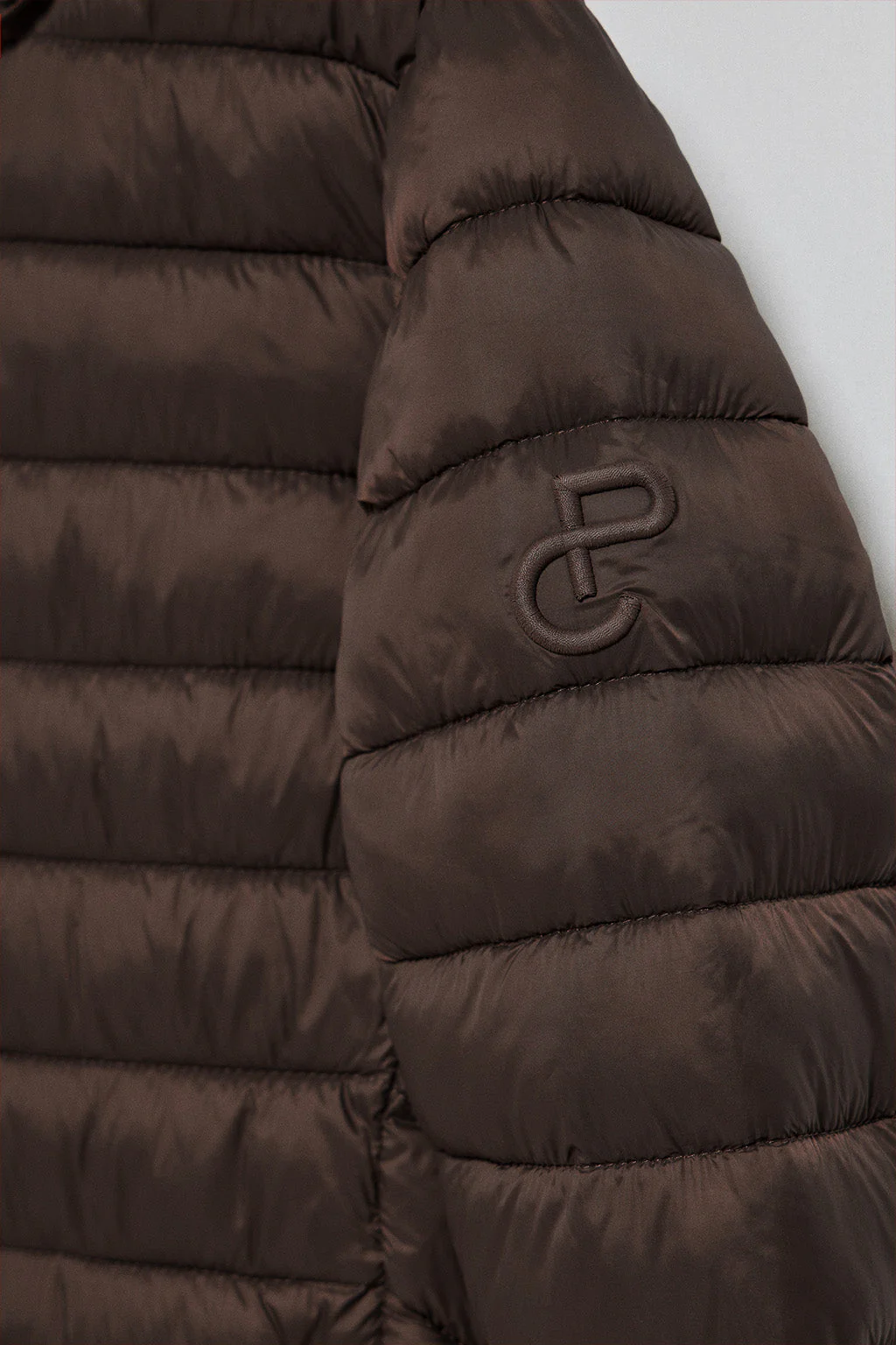 Chaqueta ultralight marrón Corey de capucha extraíble y bordado PC - Image 8