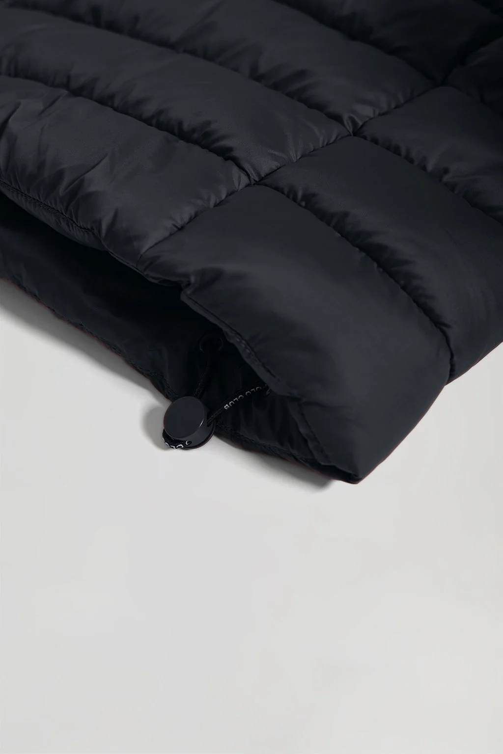 Abrigo Corinne negro ultralight con capucha y logotipo Polo Club - Image 10