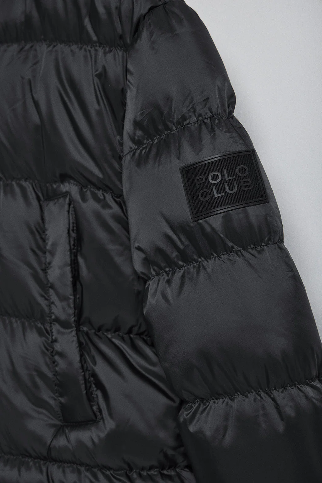 Abrigo negro Greenwich con bolsillos y capucha fija con detalles Polo Club - Image 7