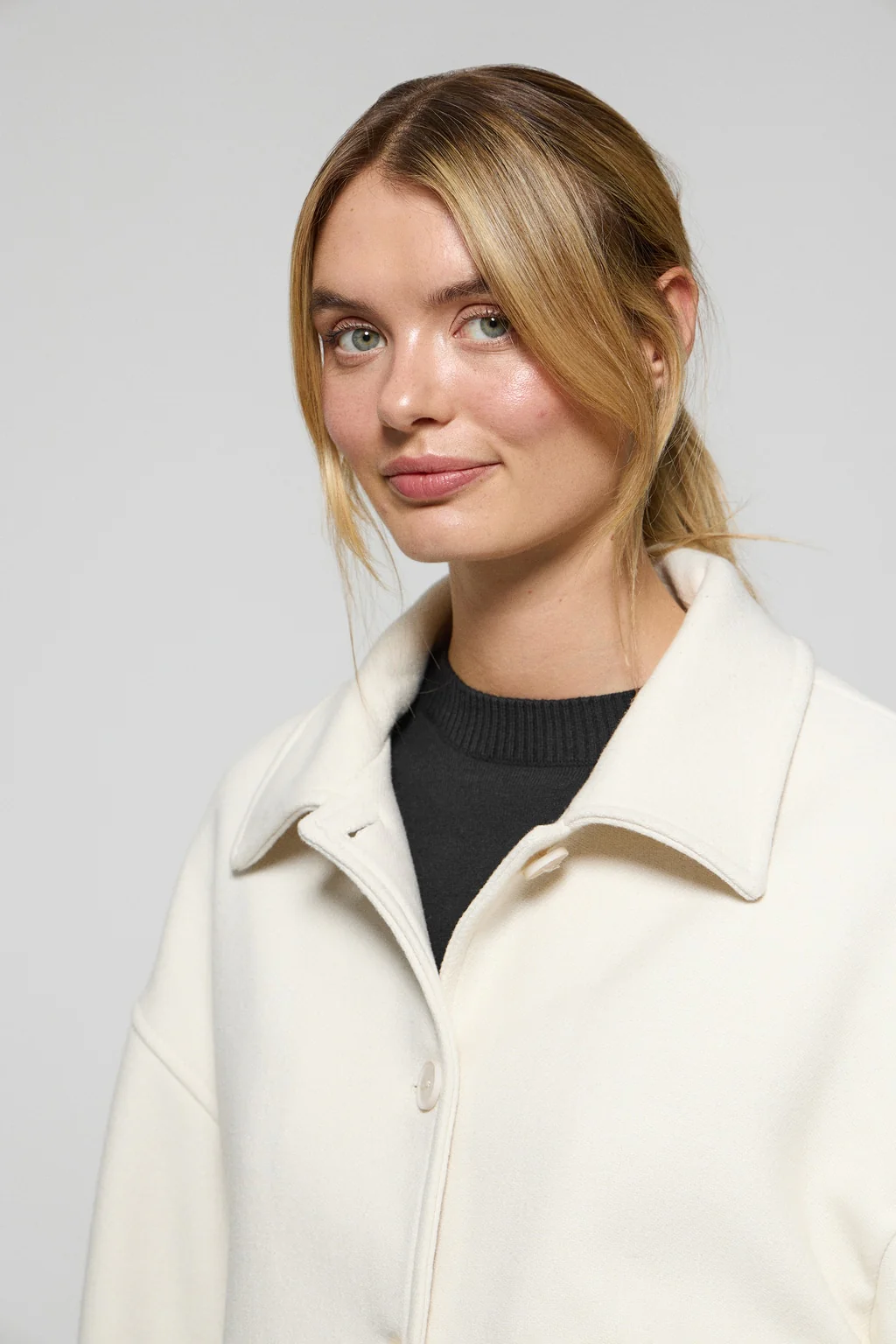 Abrigo corto Lita beige abotonado y detalles Polo Club - Image 2