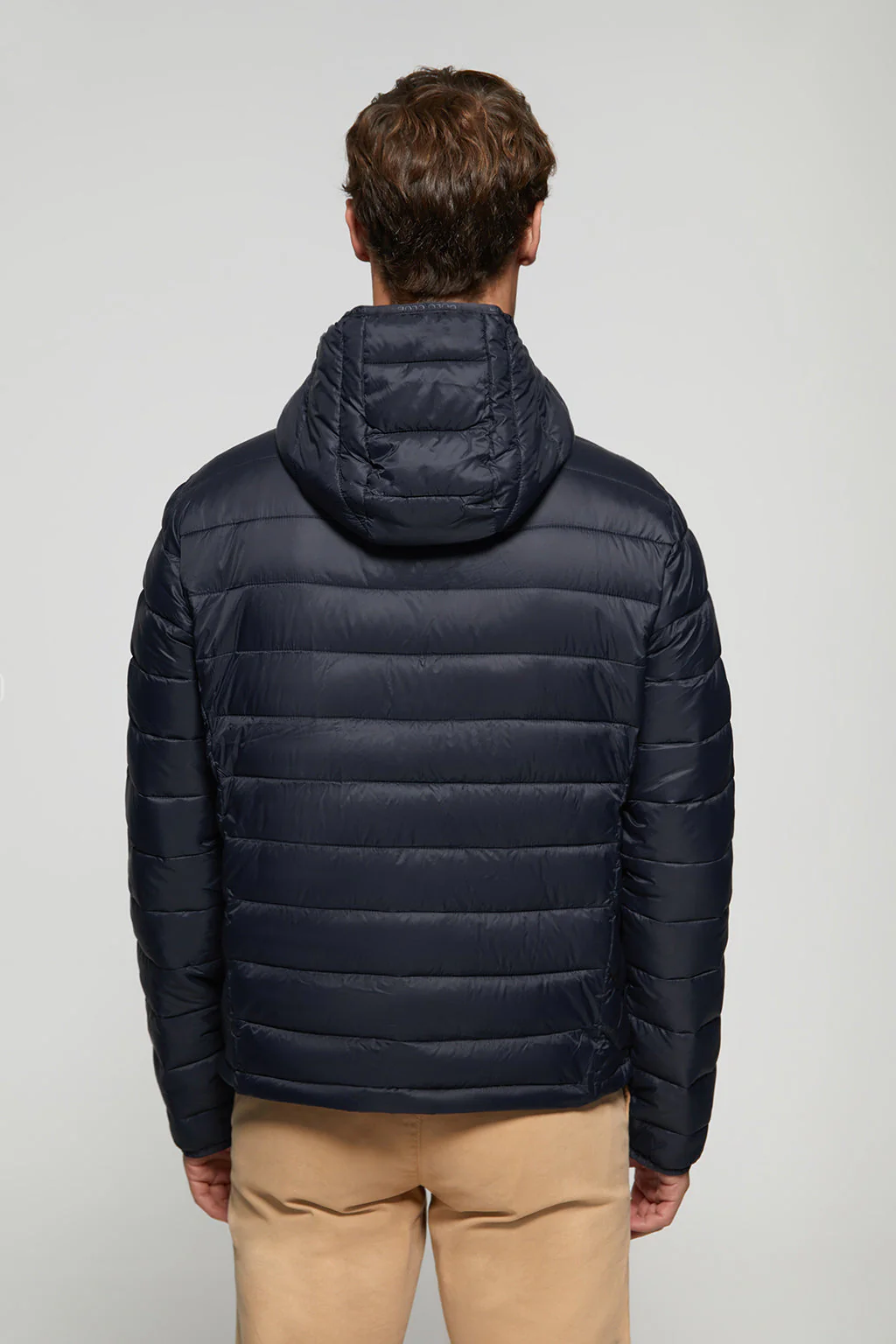Chaqueta azul marino Mickael reciclada y ultraligera con capucha y etiqueta textil Polo Club - Image 4