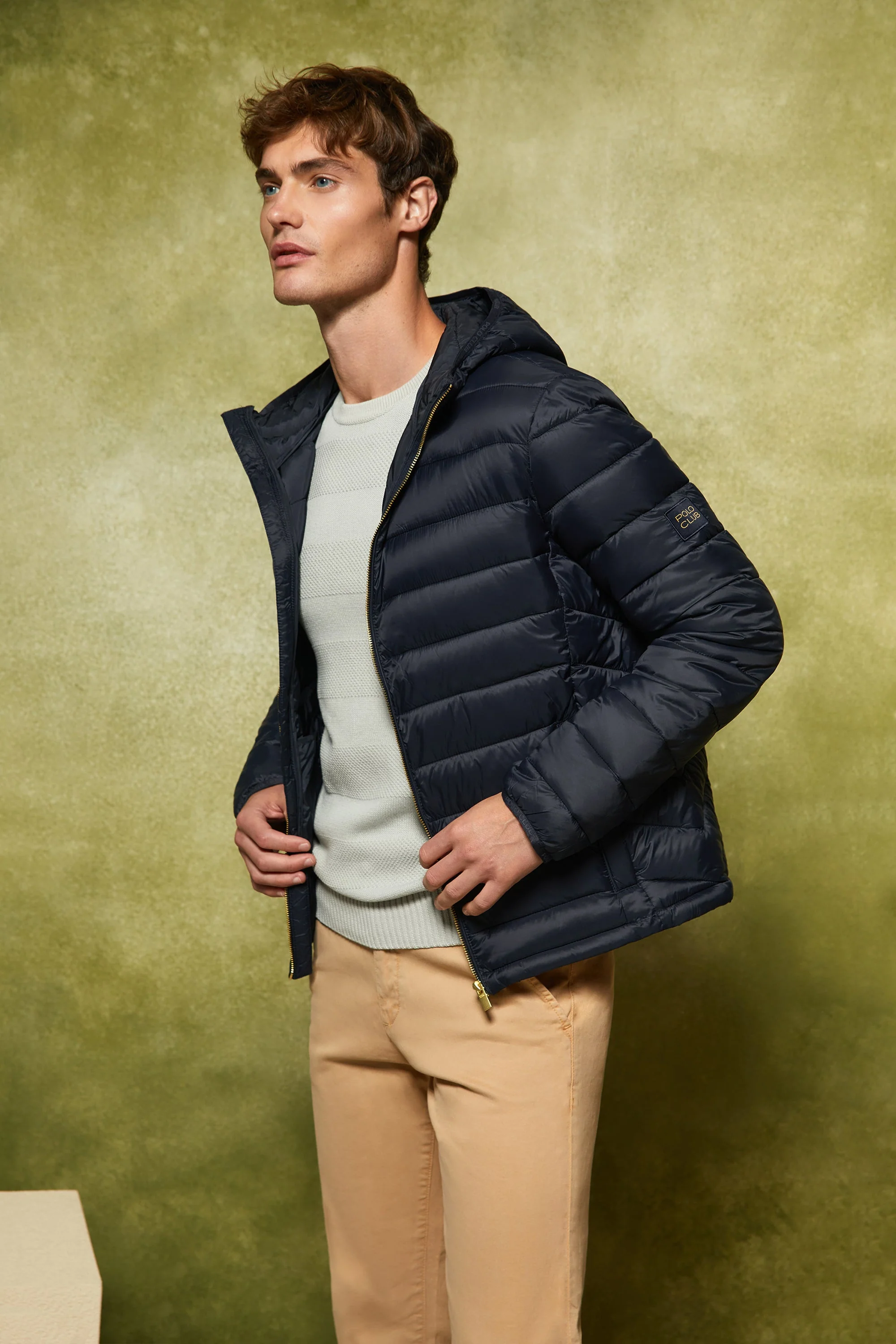 Chaqueta azul marino Mickael reciclada y ultraligera con capucha y etiqueta textil Polo Club - Image 5