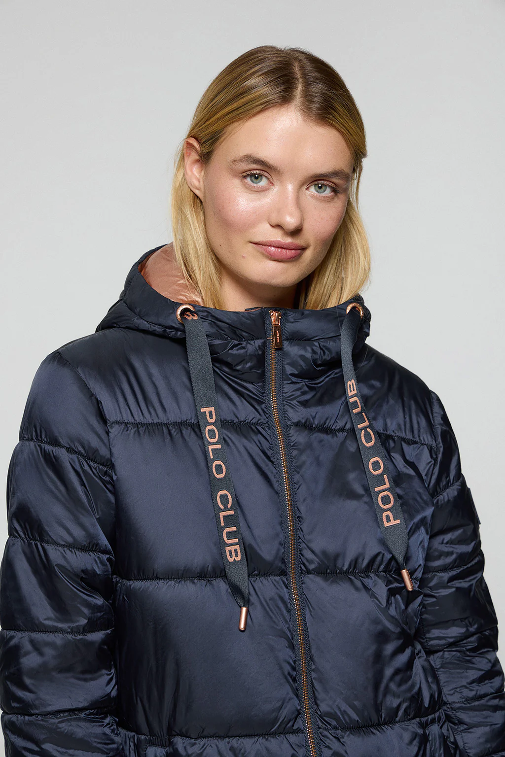 Chaqueta azul marino larga y acolchada Rose de capucha fija y detalles Polo Club - Image 3