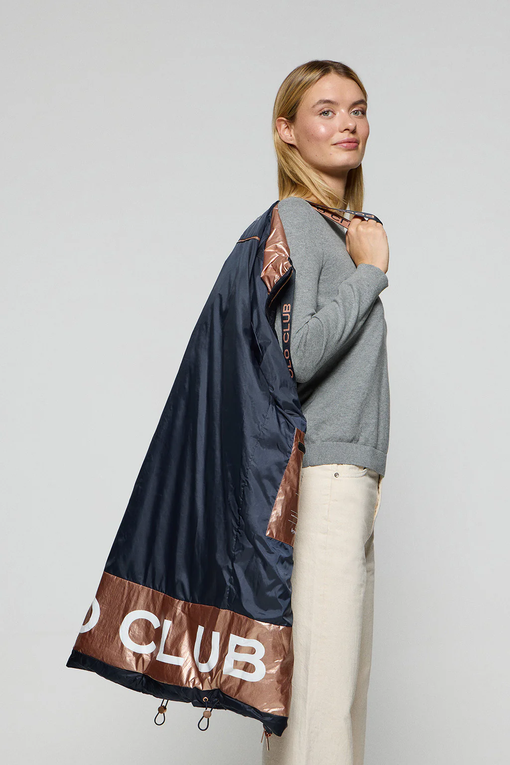 Chaqueta azul marino larga y acolchada Rose de capucha fija y detalles Polo Club - Image 5