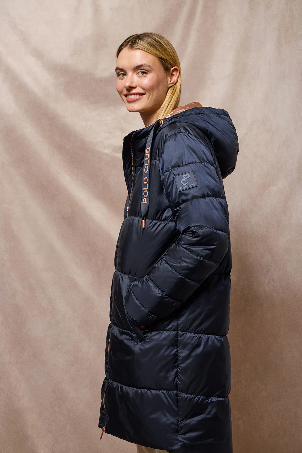 Chaqueta azul marino larga y acolchada Rose de capucha fija y detalles Polo Club - Image 9