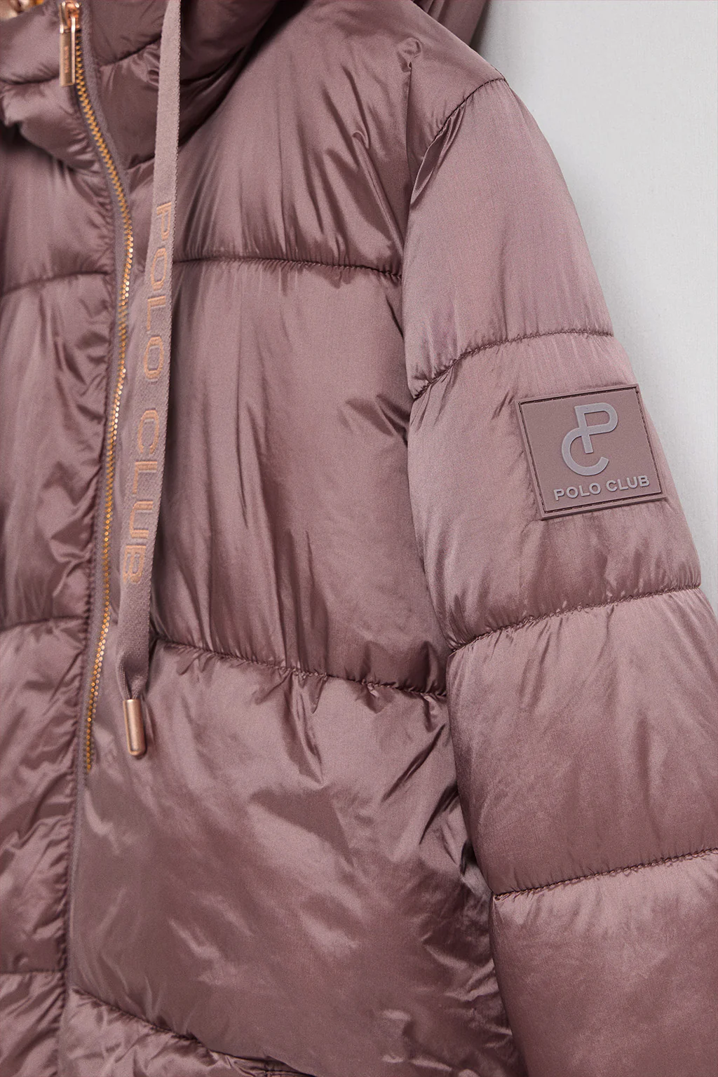Chaqueta rosa taupe larga y acolchada Rose de capucha fija y detalles Polo Club - Image 13
