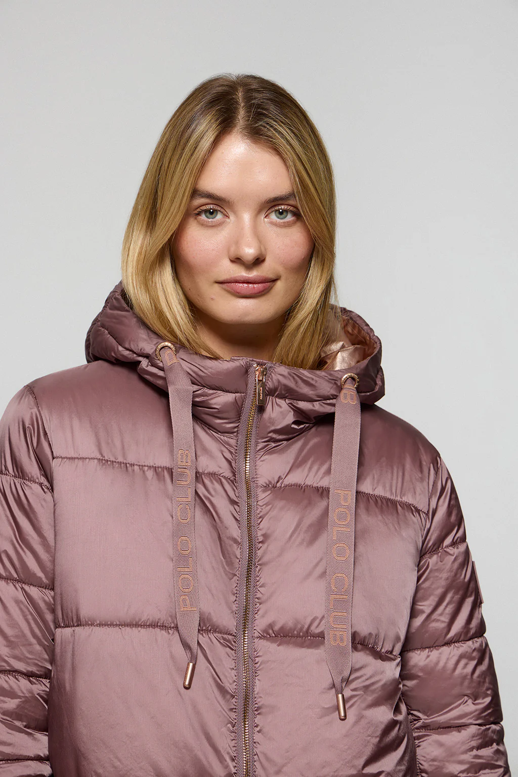 Chaqueta rosa taupe larga y acolchada Rose de capucha fija y detalles Polo Club - Image 3