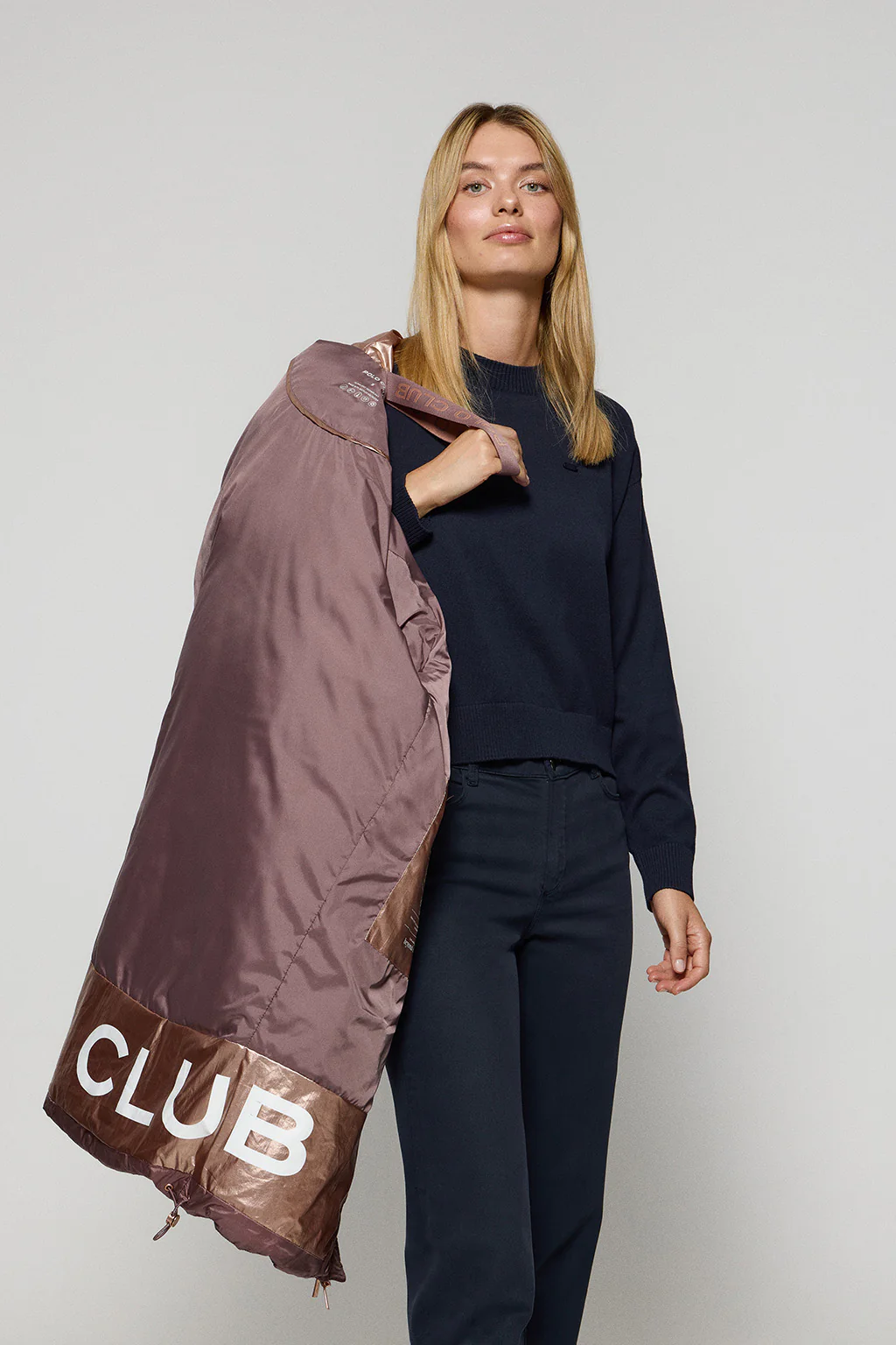 Chaqueta rosa taupe larga y acolchada Rose de capucha fija y detalles Polo Club - Image 5