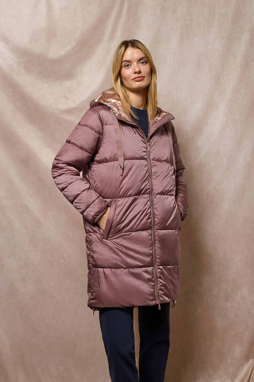 Chaqueta rosa taupe larga y acolchada Rose de capucha fija y detalles Polo Club - Image 9
