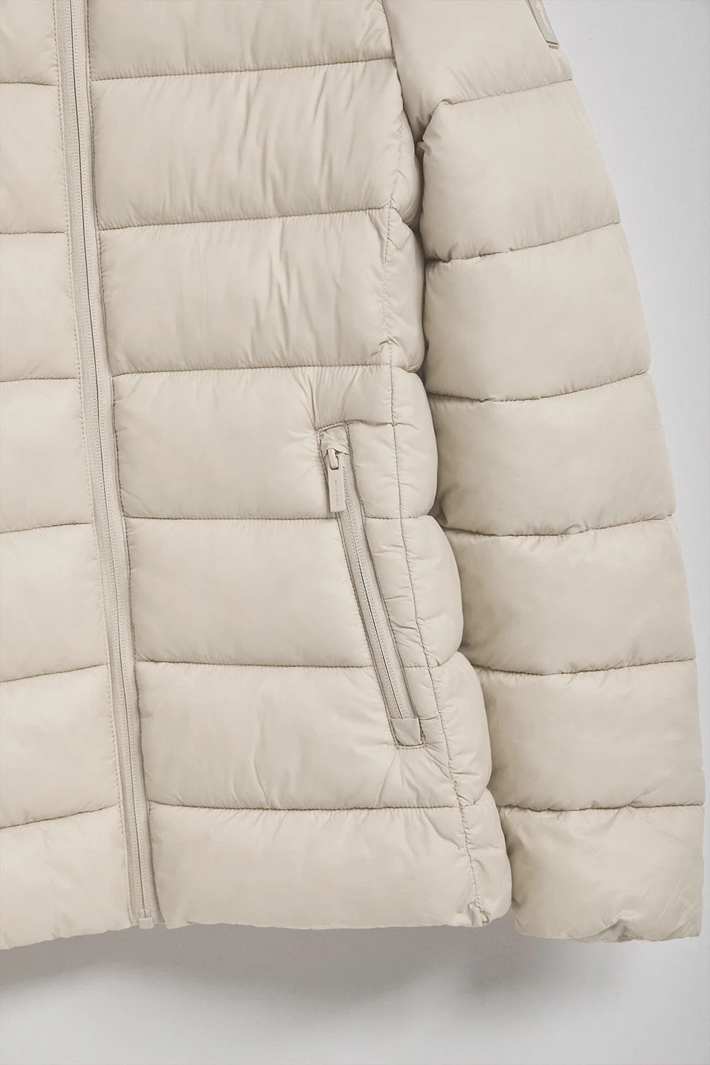 Chaqueta ultralight Susanne color beige con parche Rigby Go - Image 7