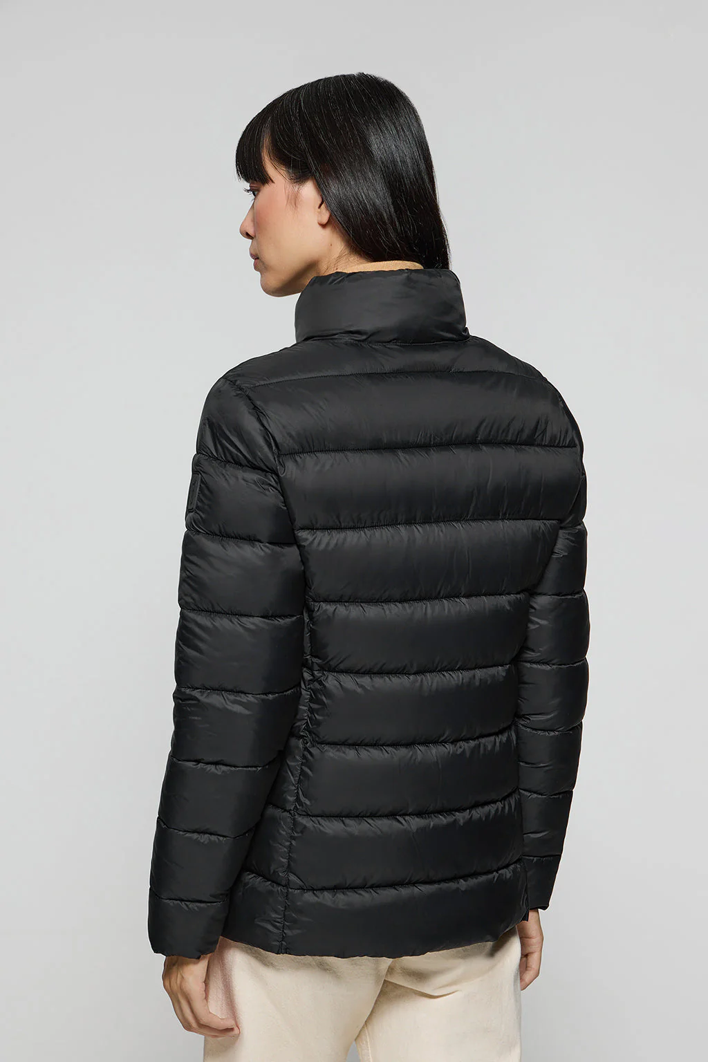 Chaqueta ultralight Susanne negra con parche Rigby Go - Image 4