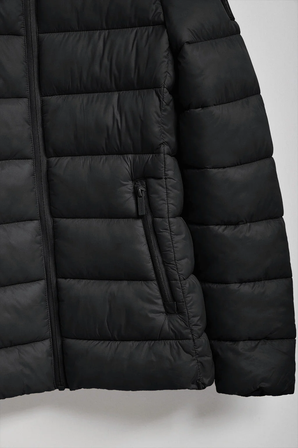 Chaqueta ultralight Susanne negra con parche Rigby Go - Image 7