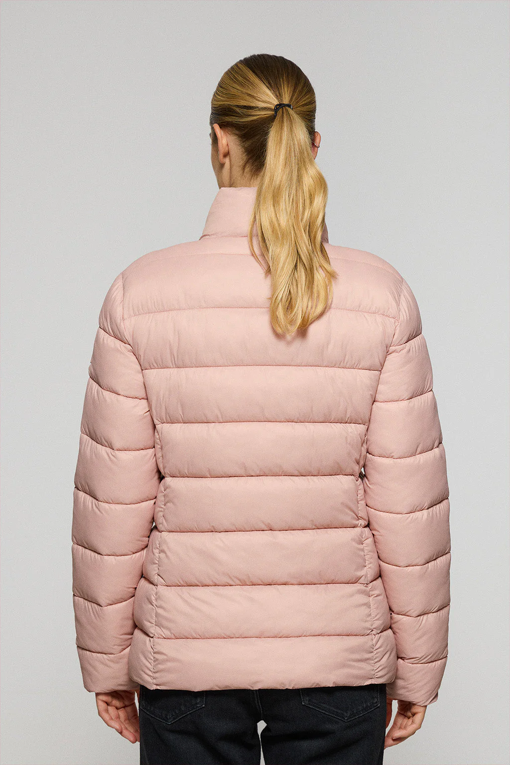 Chaqueta ultralight Susanne color rosa palo con parche Rigby Go - Image 4