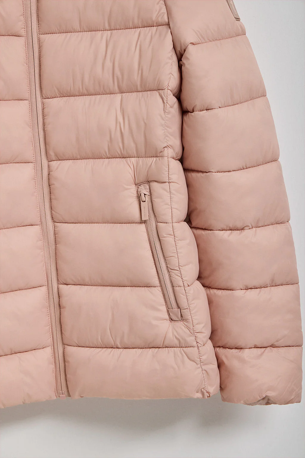 Chaqueta ultralight Susanne color rosa palo con parche Rigby Go - Image 7