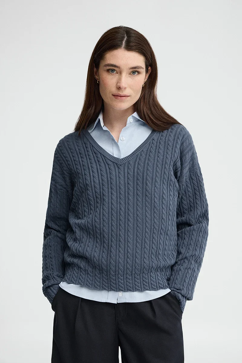 Jersey trenzado azul denim con cuello pico y logo Polo Club