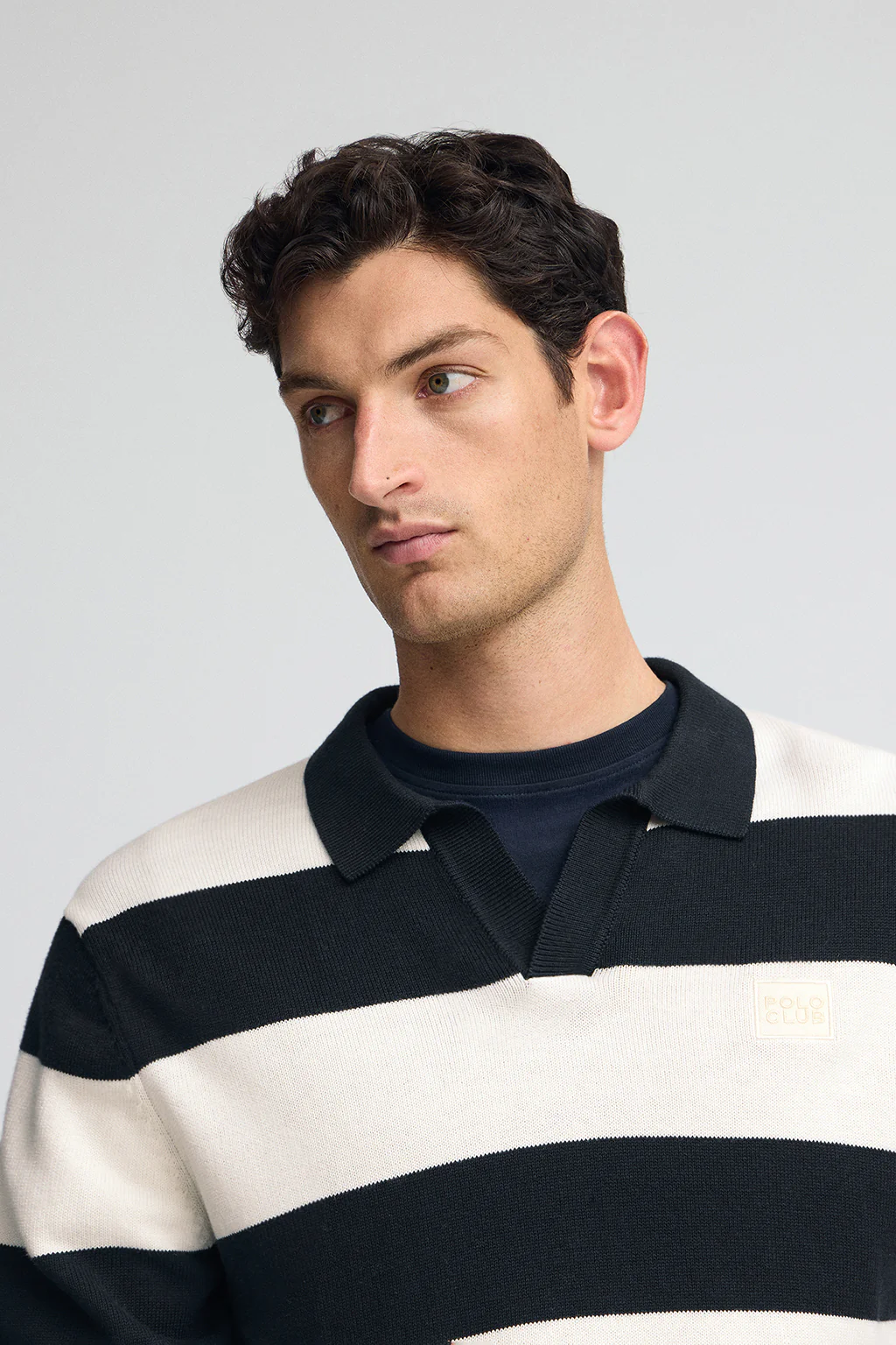 Jersey de rayas azul marino y color crudo con cuello polo y parche Polo Club - Image 3