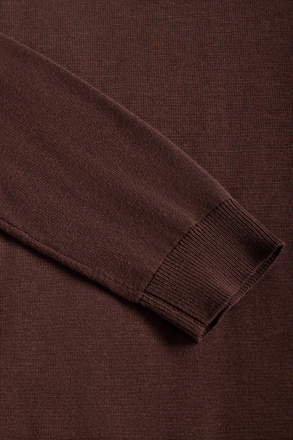 Jersey básico marrón de cuello redondo y logo bordado al tono - Image 8