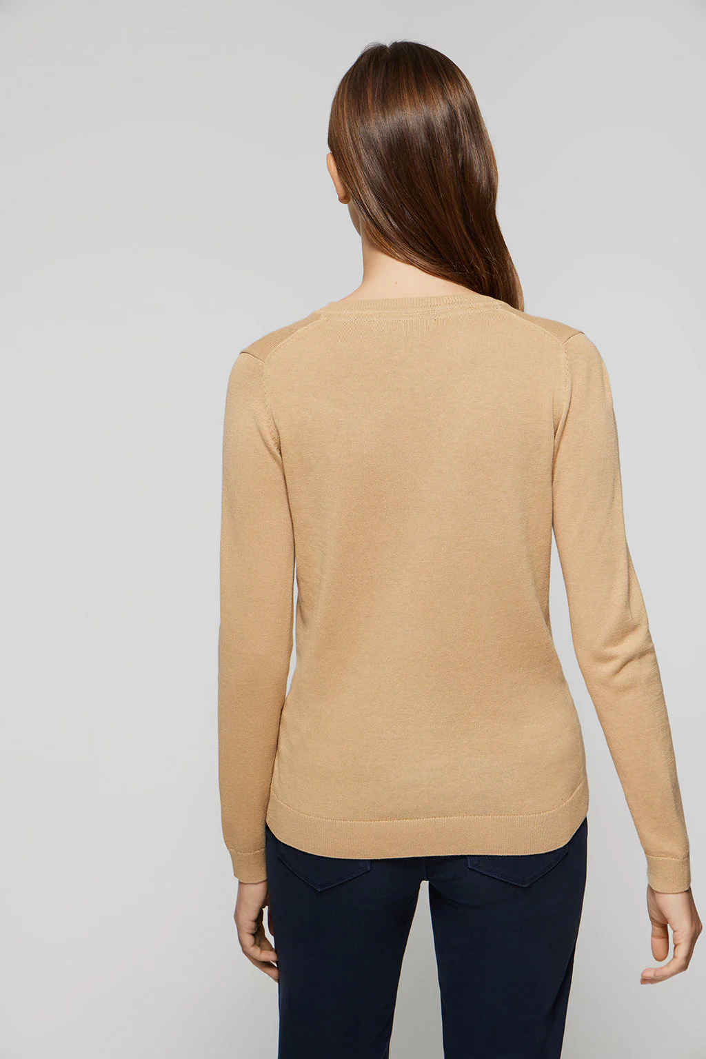 Jersey básico color camel de cuello pico y logo bordado al tono - Image 5