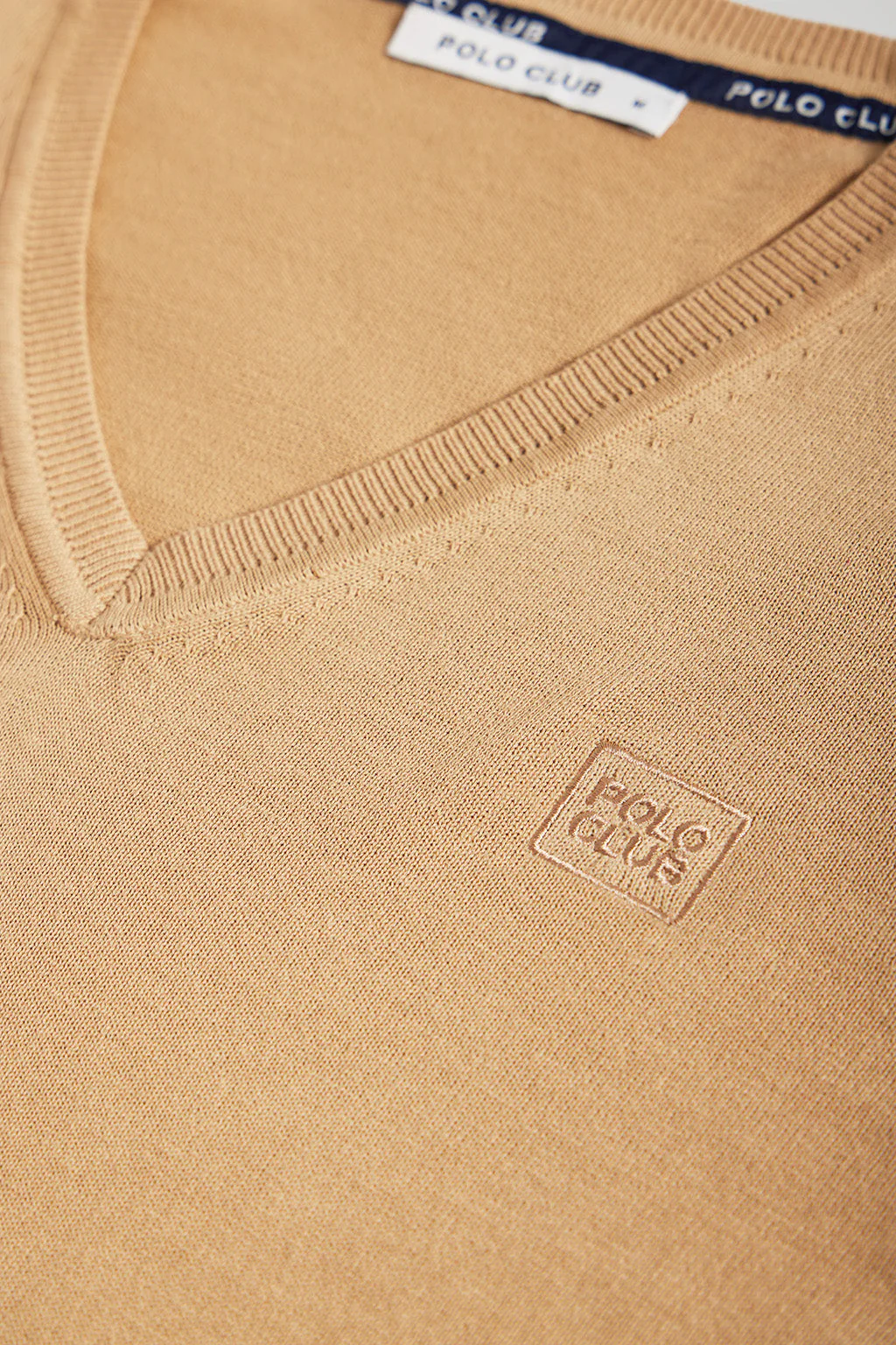Jersey básico color camel de cuello pico y logo bordado al tono - Image 7