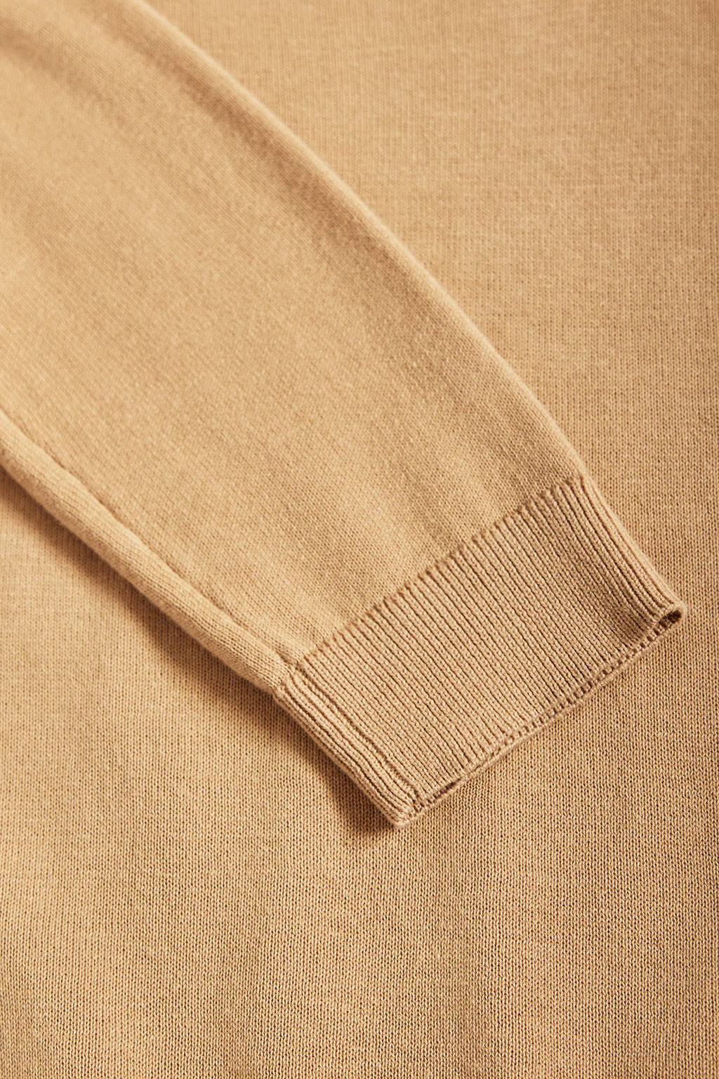 Jersey básico color camel de cuello pico y logo bordado al tono - Image 8