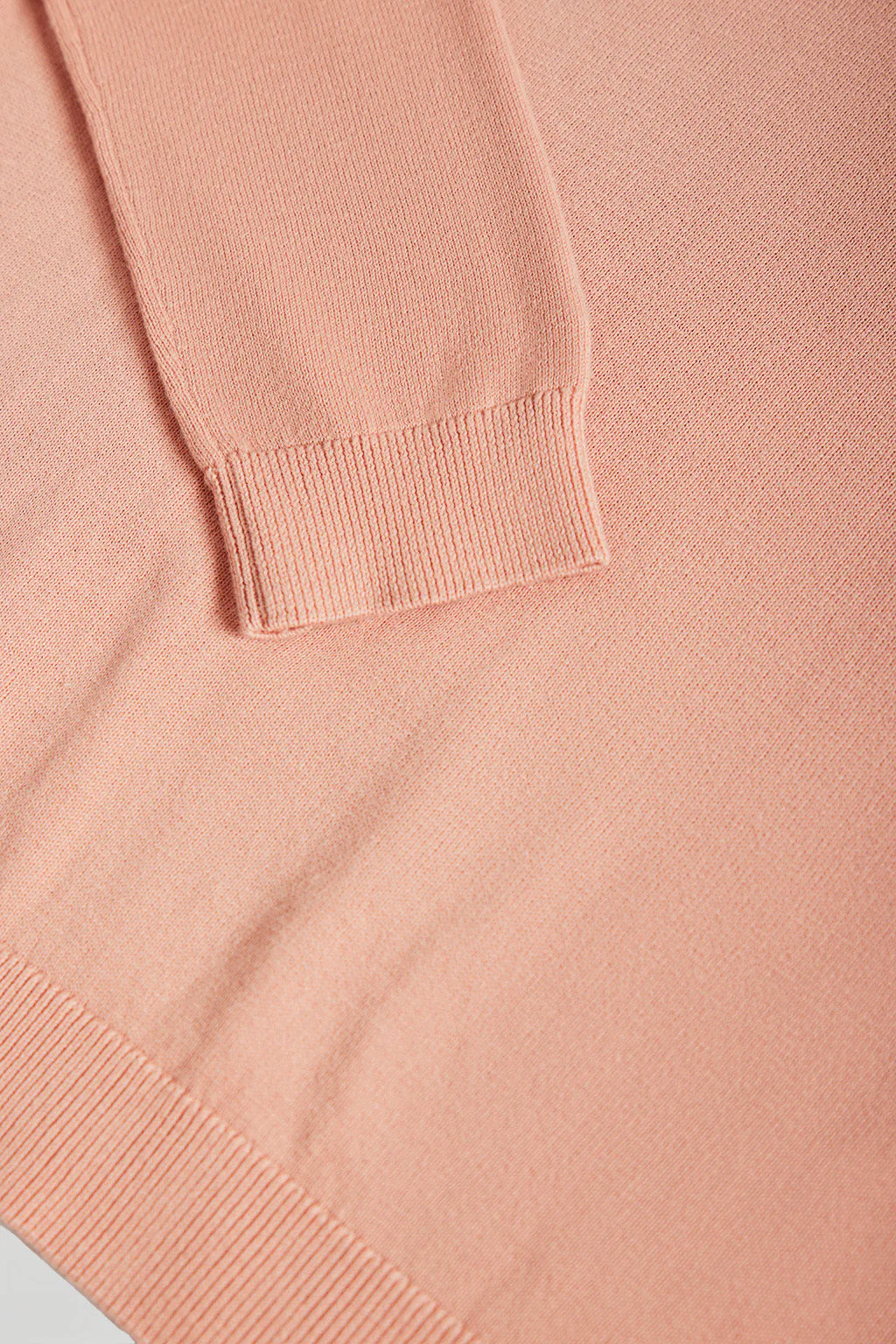 Jersey básico rosa palo de cuello pico y logo bordado al tono - Image 8