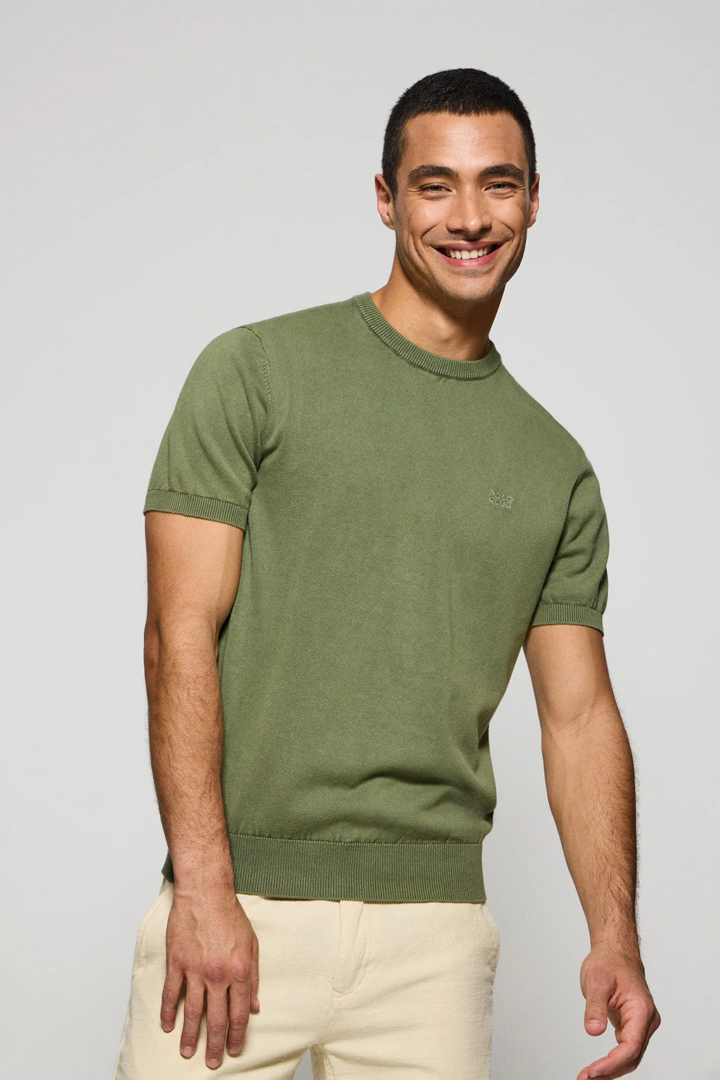 Jersey verde claro de manga corta garment dye con logo bordado