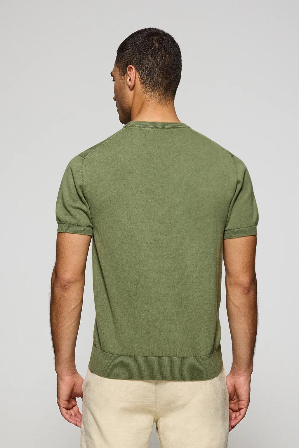 Jersey verde claro de manga corta garment dye con logo bordado - Image 5