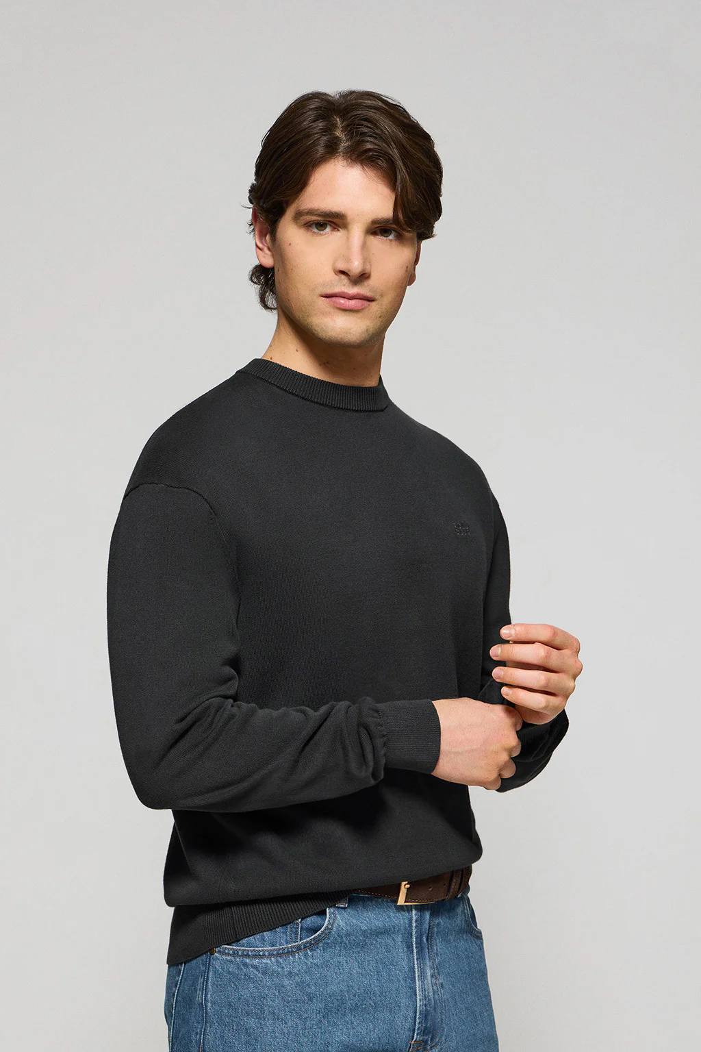 Jersey gris asfalto garment dye de cuello redondo y logo bordado