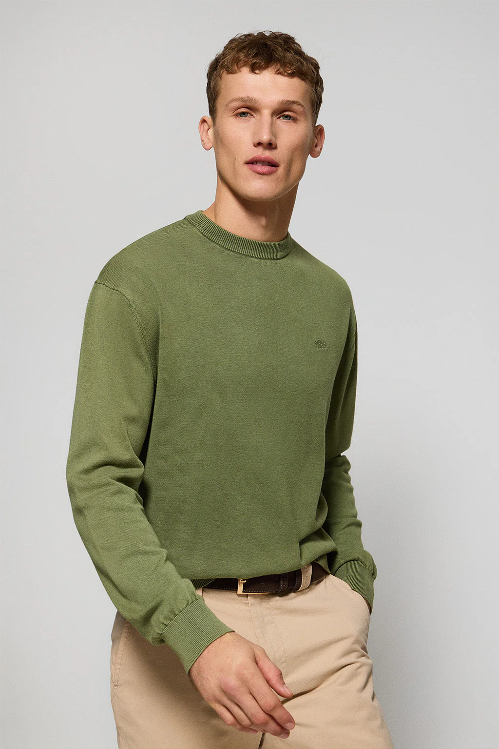 Jersey verde claro garment dye de cuello redondo y logo bordado