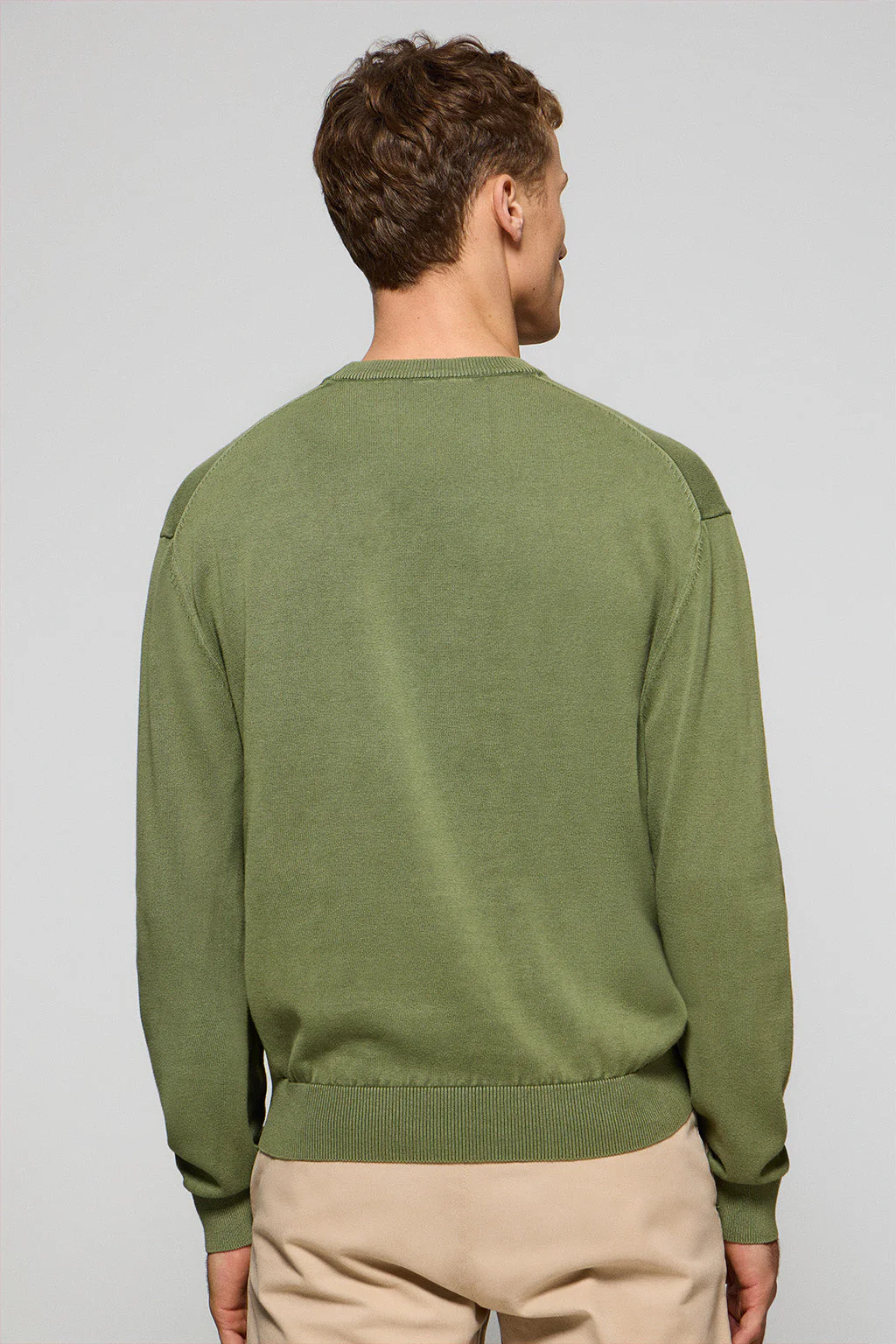 Jersey verde claro garment dye de cuello redondo y logo bordado - Image 6