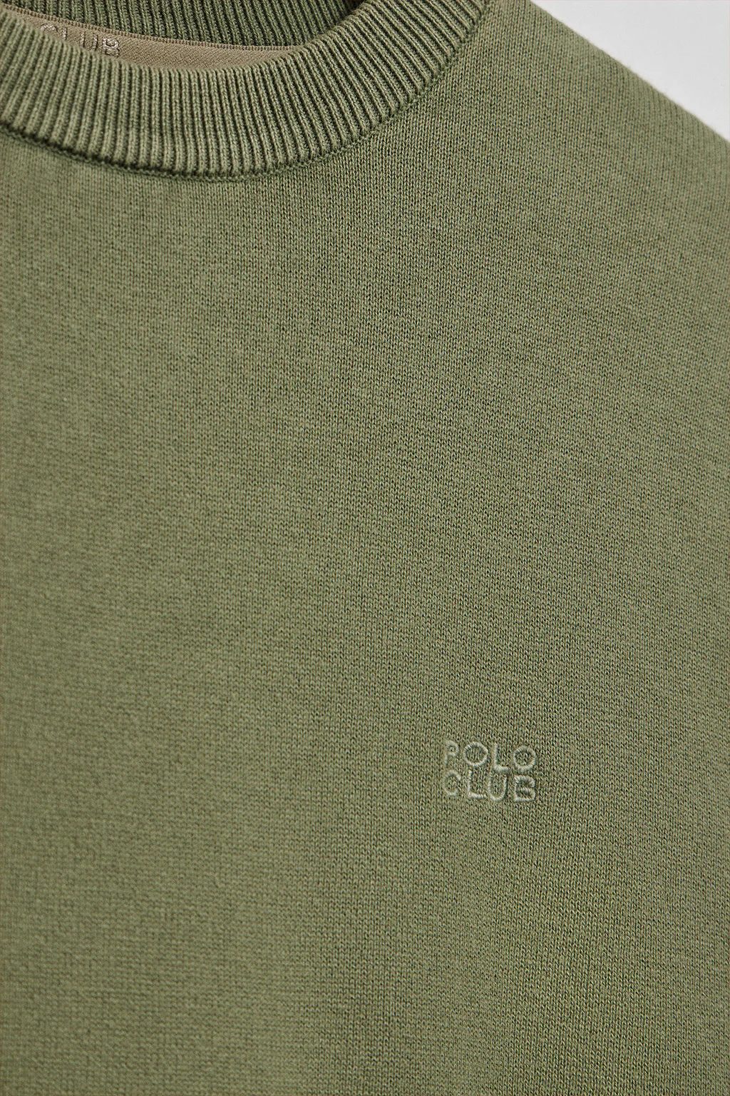 Jersey verde claro garment dye de cuello redondo y logo bordado - Image 8