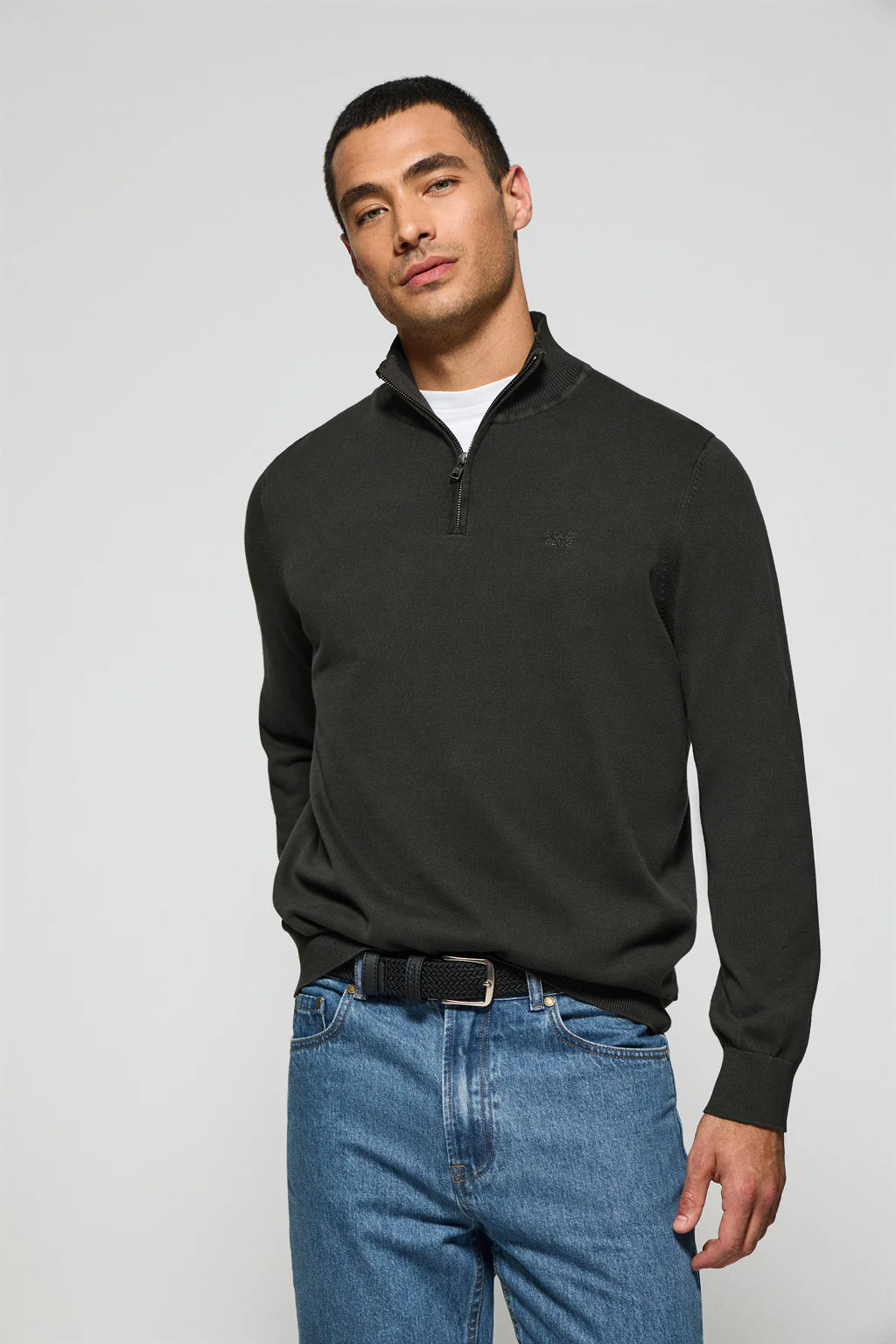 Jersey gris asfalto de media cremallera garment dye con logo bordado
