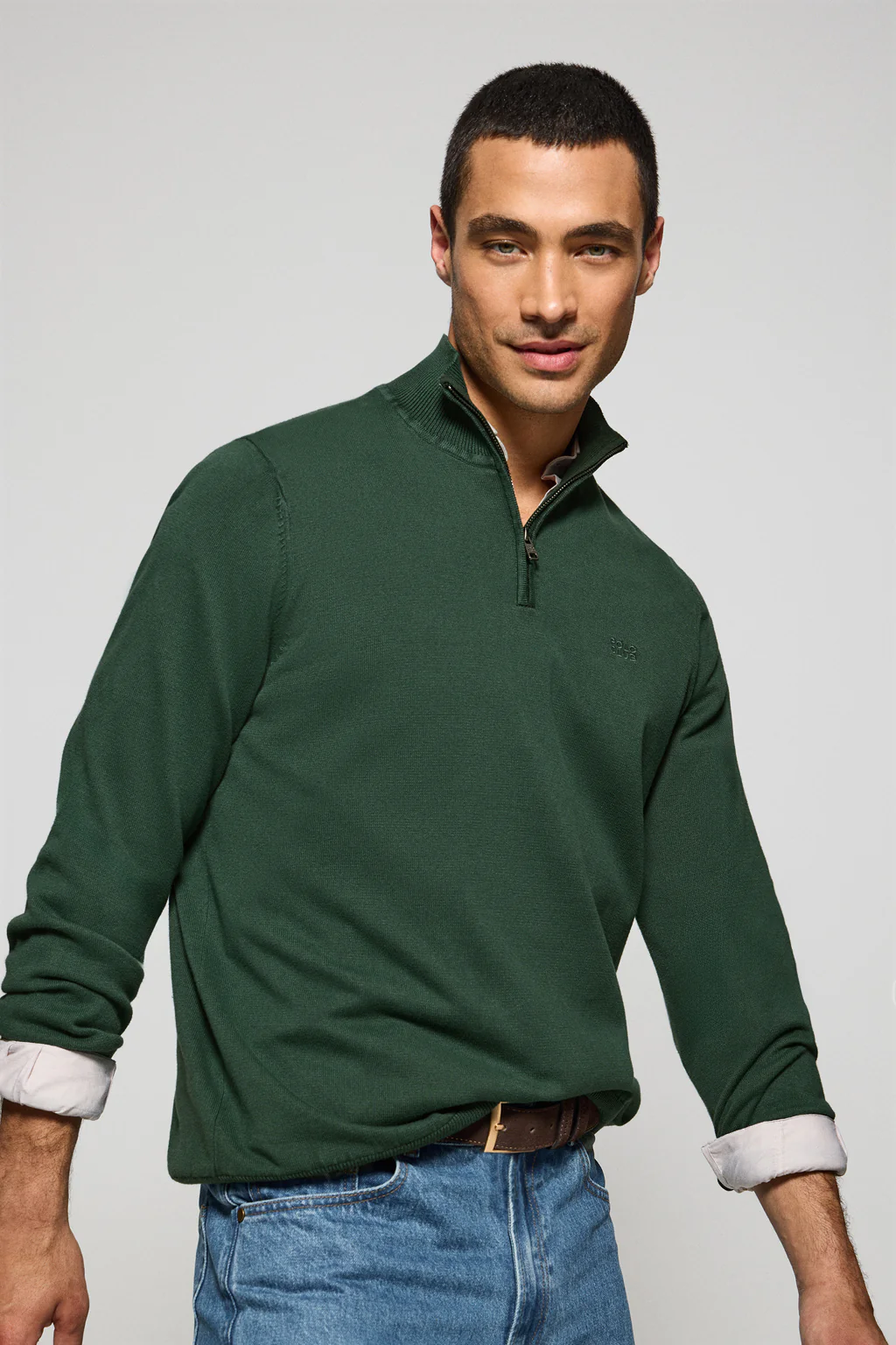 Jersey verde esmeralda de media cremallera garment dye con logo bordado