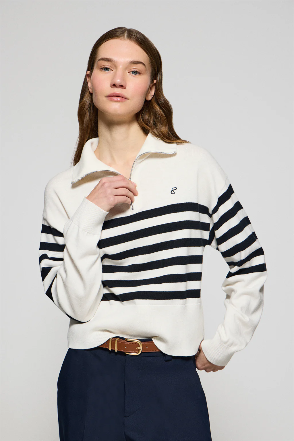 Jersey beige de punto Jisoo con monograma bordado