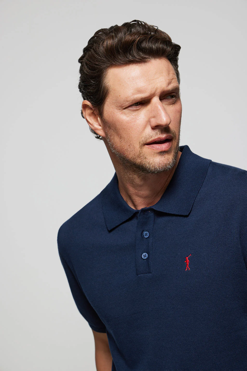 Polo de punto azul marino con bordado Rigby Go - Image 4