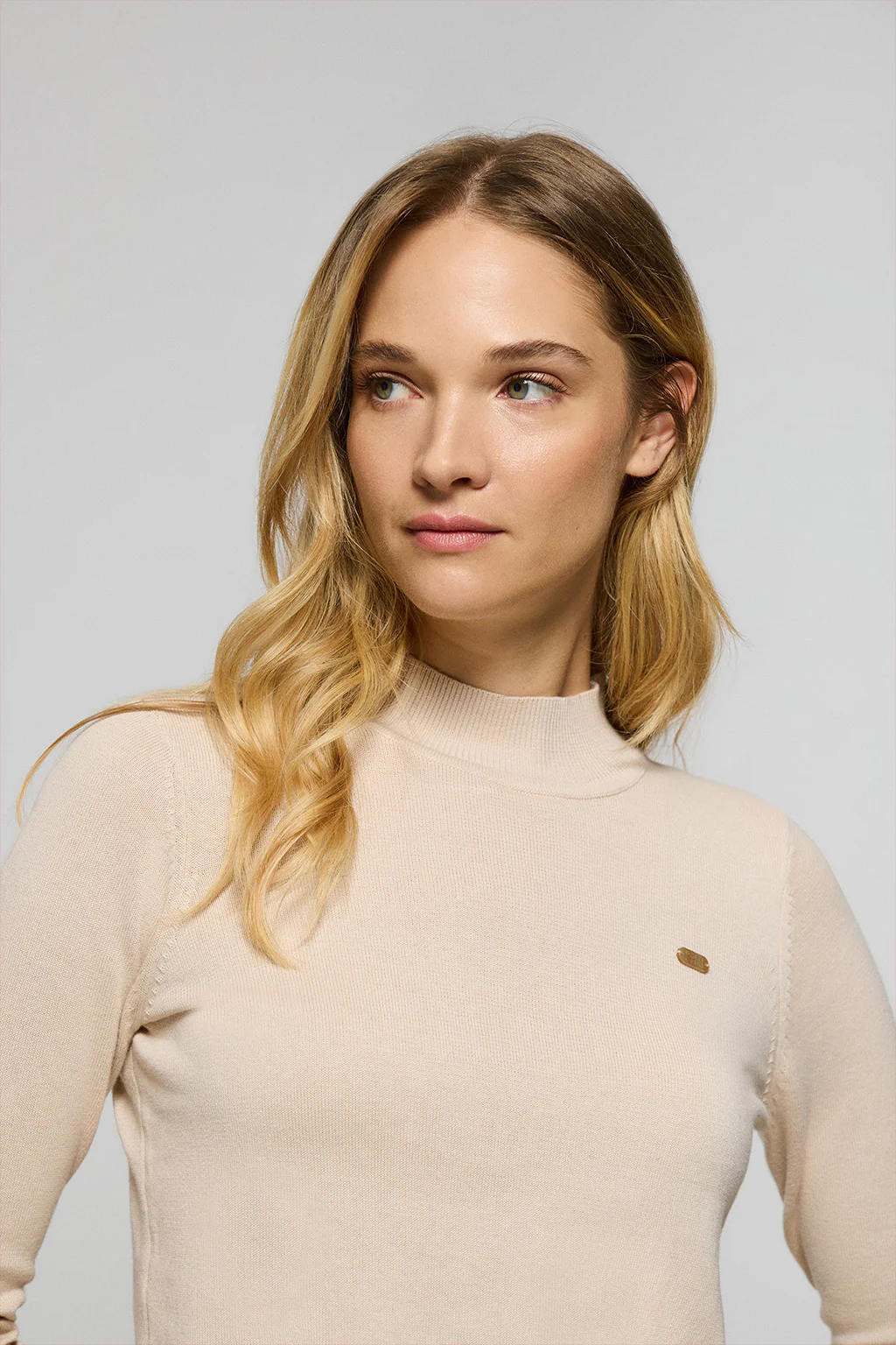 Jersey de punto beige con cuello elevado y detalle de botón nacarado PC - Image 3